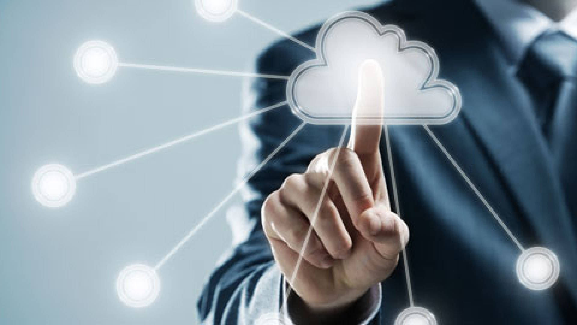 Cloud 桌布 壁紙 — 一位商人點擊一個發光的雲端圖示，該圖示連接到代表數位雲端運算的明亮節點。