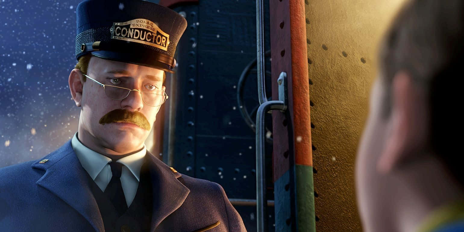 Polar Express 桌布 壁紙 — 一位嚴肅的列車長穿著藍色制服和帽子，站在星空下的火車車廂旁。