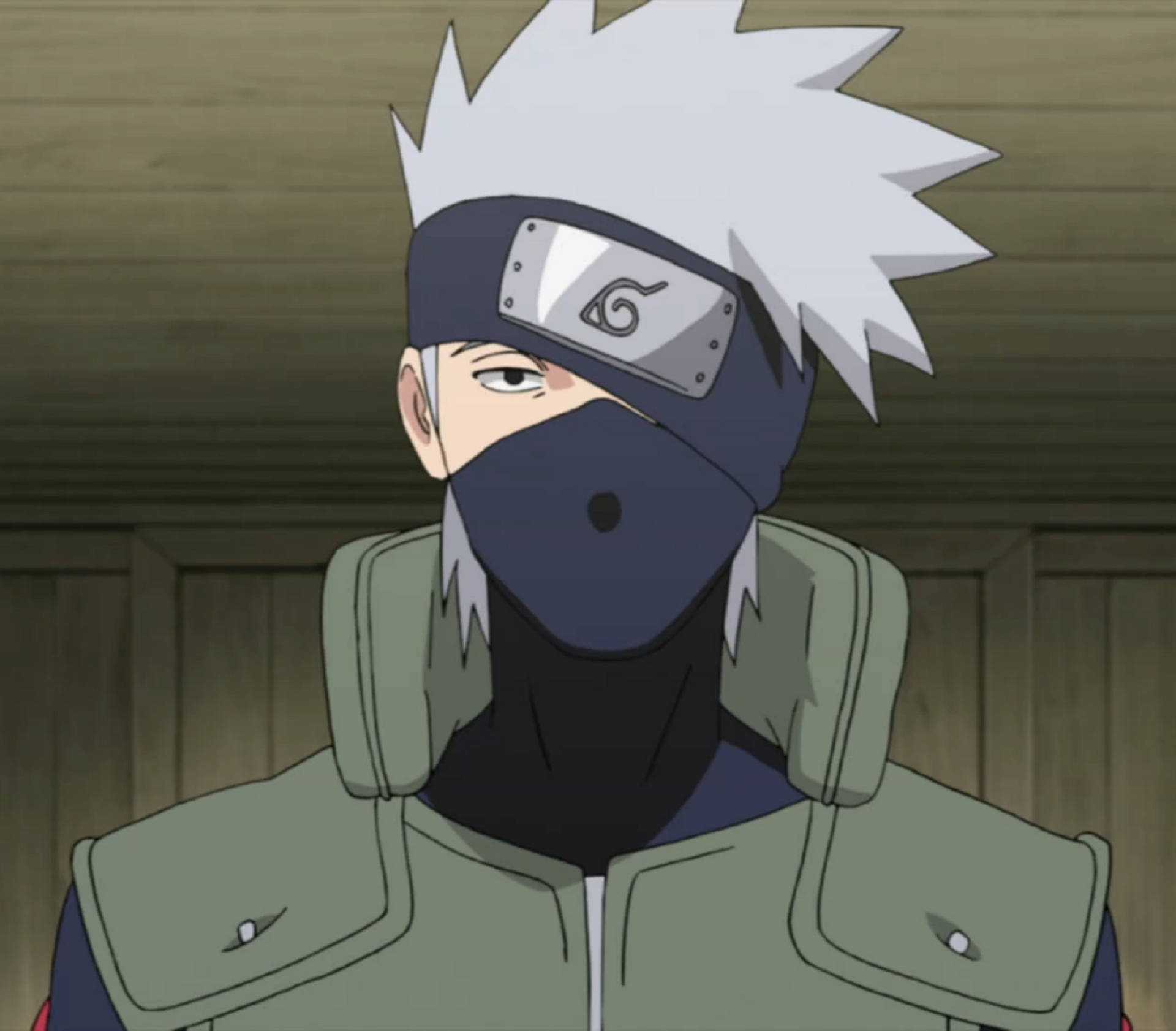 kakashi pfp 桌布 壁紙 — 一位嚴肅的動漫忍者，有著尖刺的白髮和戴著面具的臉，站在一個木製房間裡，穿著綠色背心。