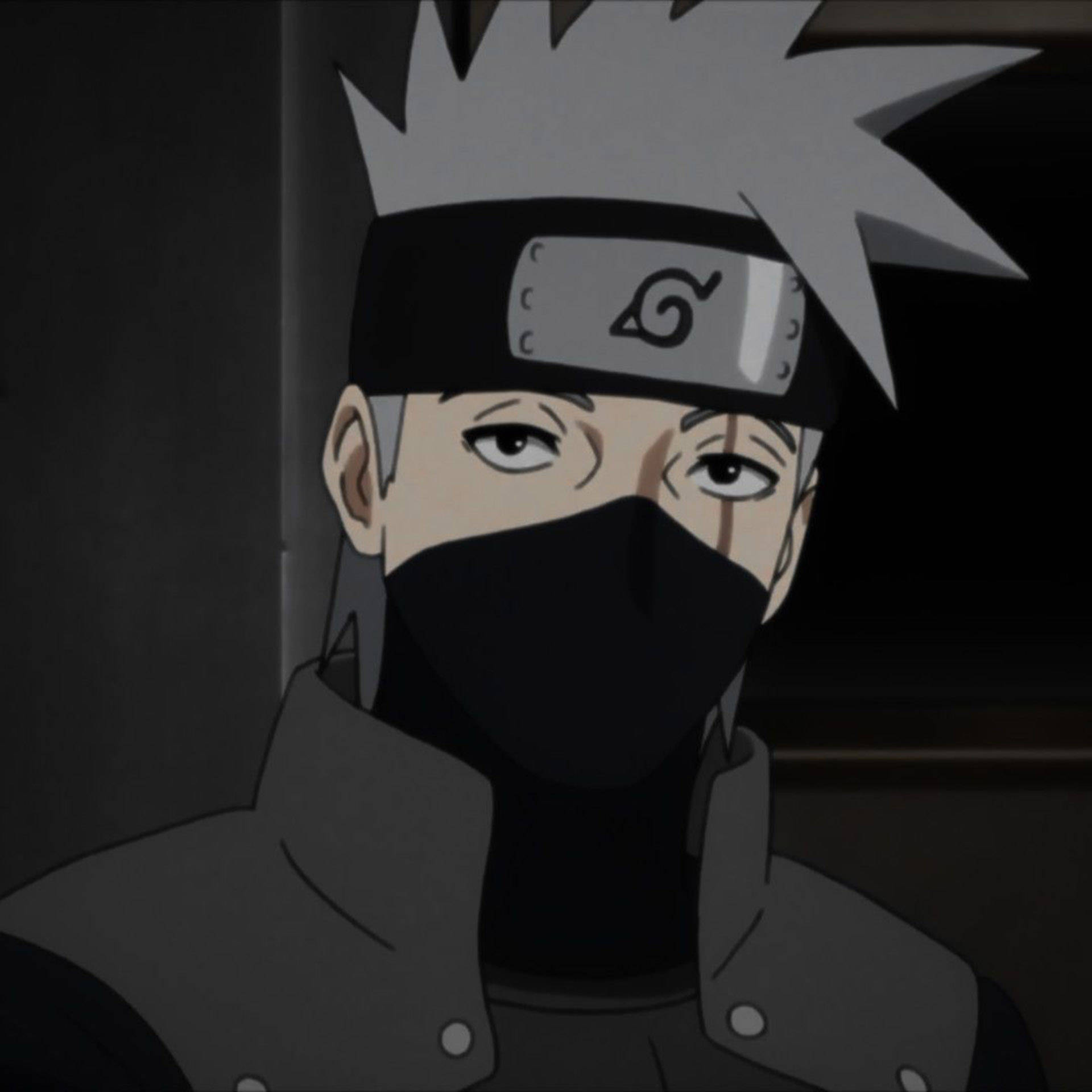 kakashi pfp 桌布 壁紙 — 一位嚴肅的動漫忍者，銀色尖刺頭髮和黑色面具，在昏暗燈光下專注地凝視。