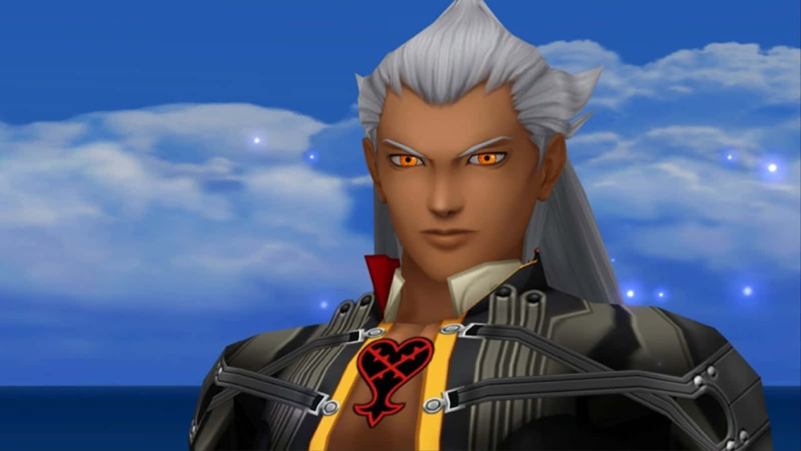 Ansem Seeker Of Darkness 桌布 壁紙 — 一位嚴肅的動漫戰士，銀色頭髮和橙色眼睛，身穿黑色盔甲內搭黃色襯衫，背景是藍天白雲和閃爍的星星。