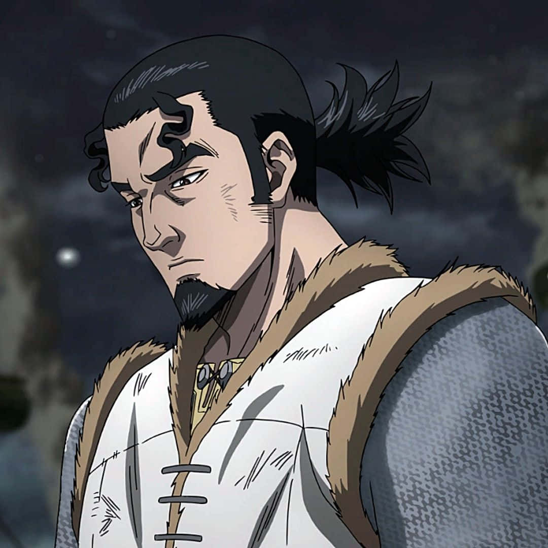 文蘭傳奇 桌布 壁紙 — 一位嚴肅的動漫戰士，黑髮鬍鬚，穿著毛領白色背心，背景是陰暗多雲的天空。