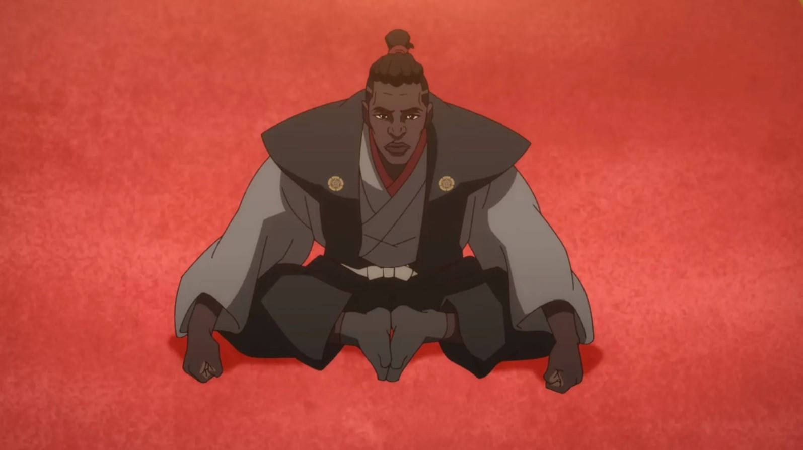 Yasuke 桌布 壁紙 — 一位嚴肅的動漫戰士穿著傳統長袍，跪在質感紅色的地板上，眼神銳利。