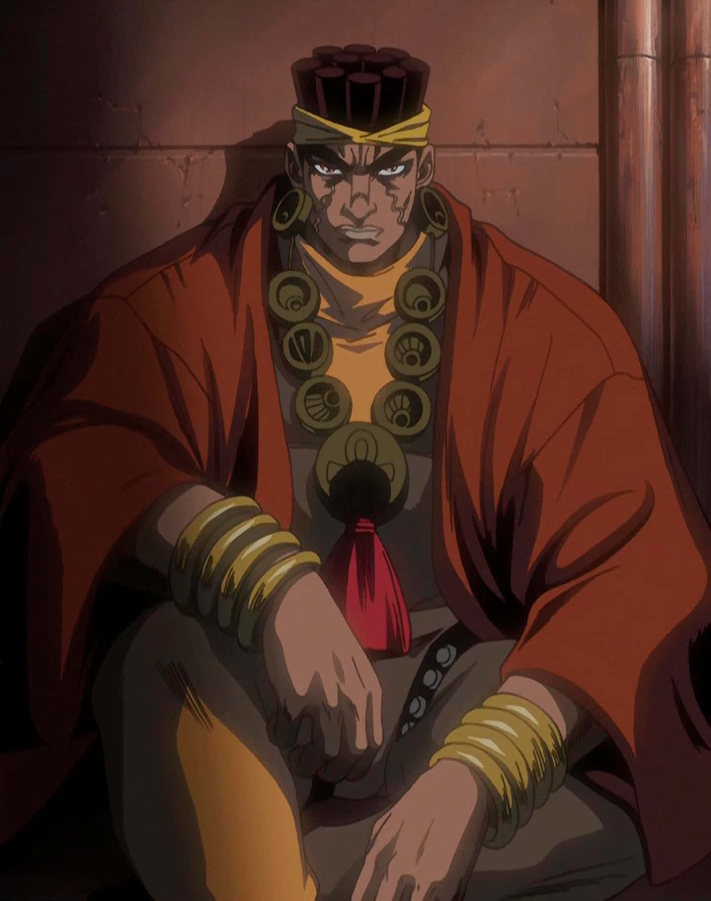 Muhammad Avdol 桌布 壁紙 — 一位嚴肅的動漫戰士身穿紅色長袍和金飾，坐在光線昏暗的石室中，目光銳利。