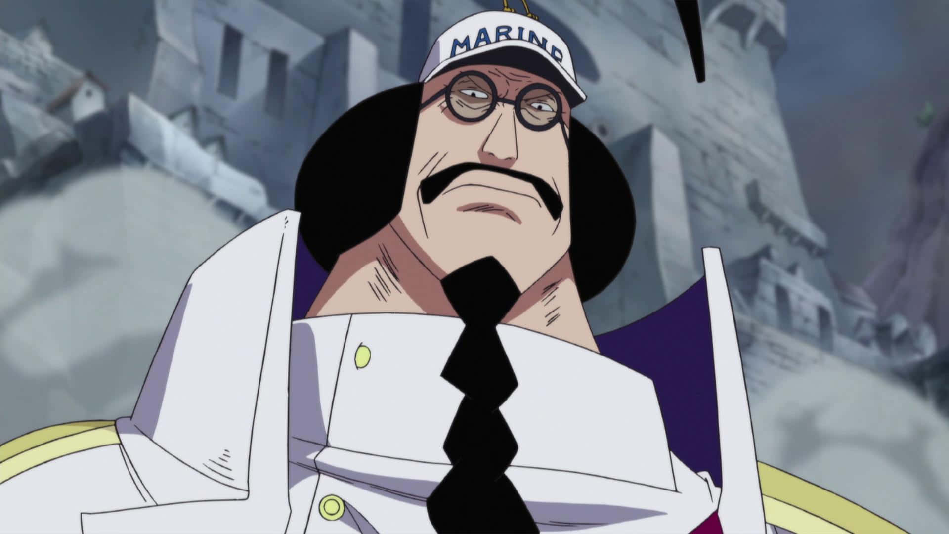 Marine Admiral 桌布 壁紙 — 一位嚴肅的動漫軍官，身穿白色海軍制服，繫黑色領帶，戴眼鏡，站在廢墟石城背景下。
