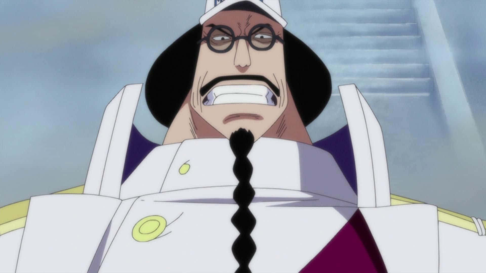 Sengoku 桌布 壁紙 — 一位嚴肅的動畫廚師，戴著眼鏡和辮子鬍鬚，身穿帶有紫色點綴的白色制服，背景是模糊的樓梯。