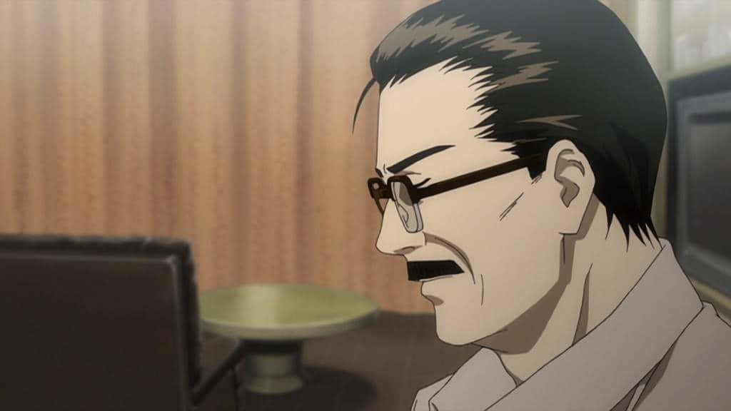 Soichiro Yagami 桌布 壁紙 — 一位嚴肅的動畫男子，戴著眼鏡和鬍子，在昏暗的房間裡專注地盯著電腦螢幕。