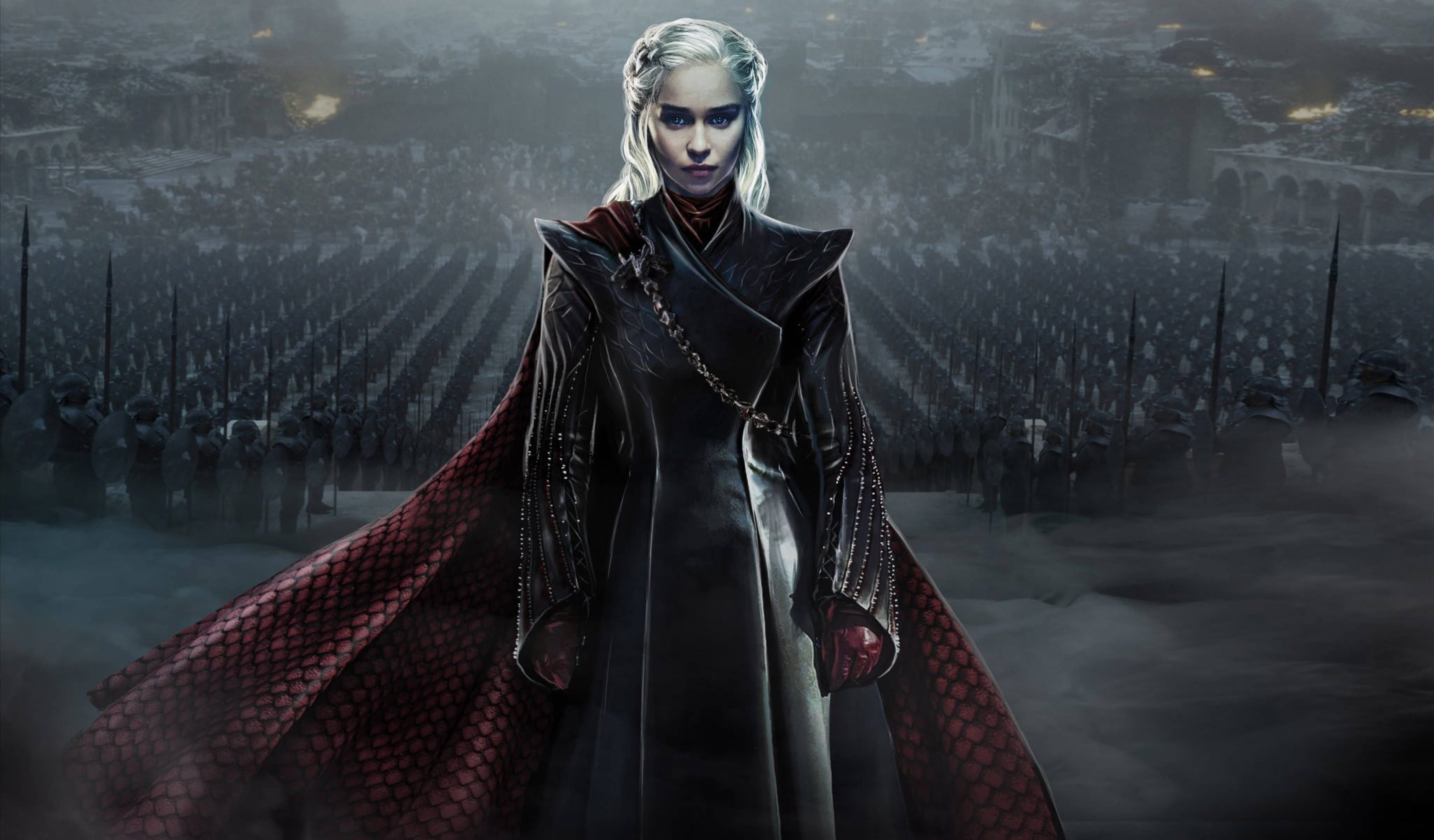 daenerys 桌布 壁紙 — 一位嚴肅的女人穿著黑紅鱗片斗篷，站在煙霧瀰漫的戰場上，面對一支大軍。