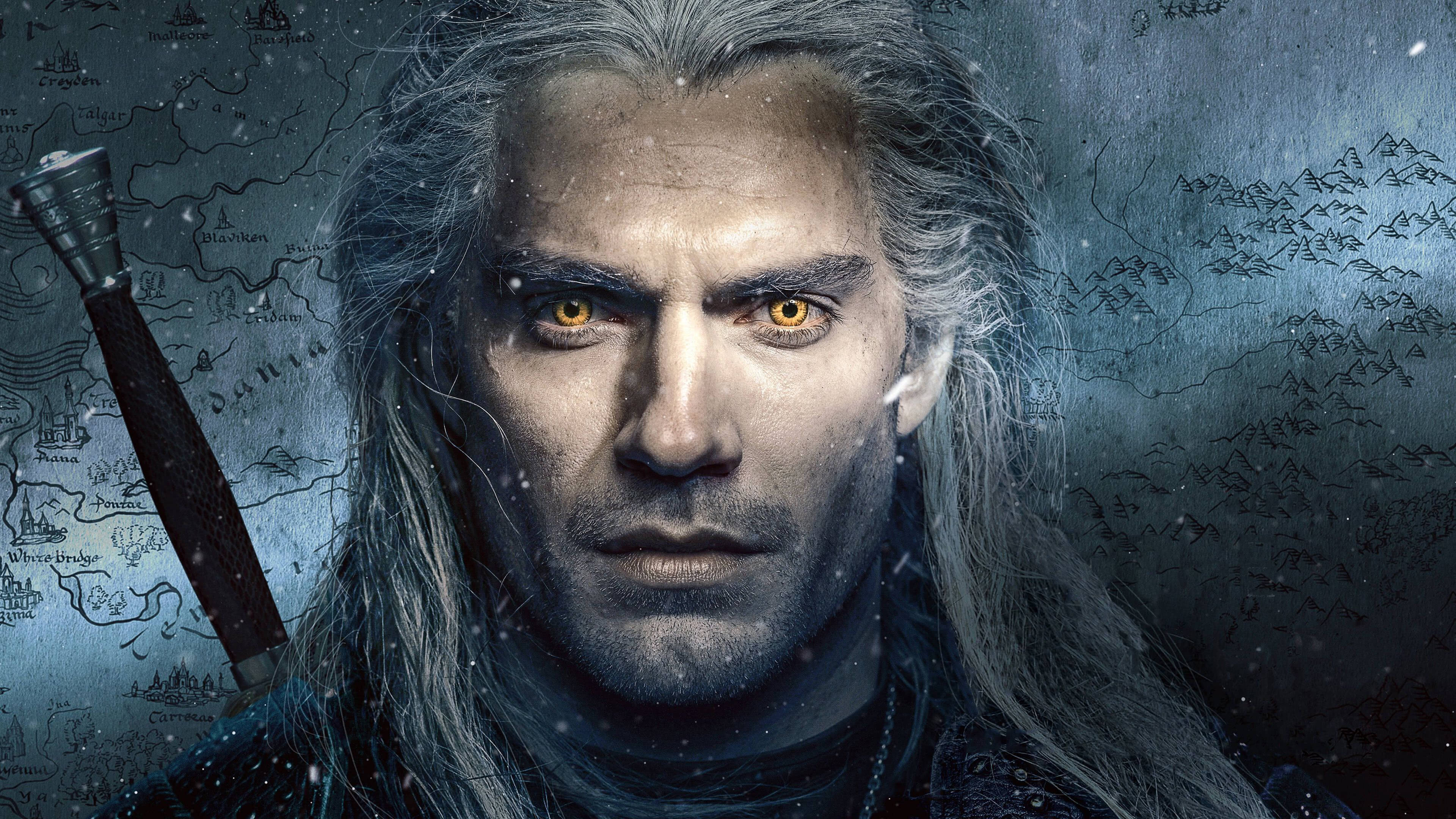 witcher 4K 桌布 壁紙 — 一位嚴肅的戰士，擁有長長的銀色頭髮和金色眼睛，在雪地地圖背景下強烈凝視，劍柄清晰可見。