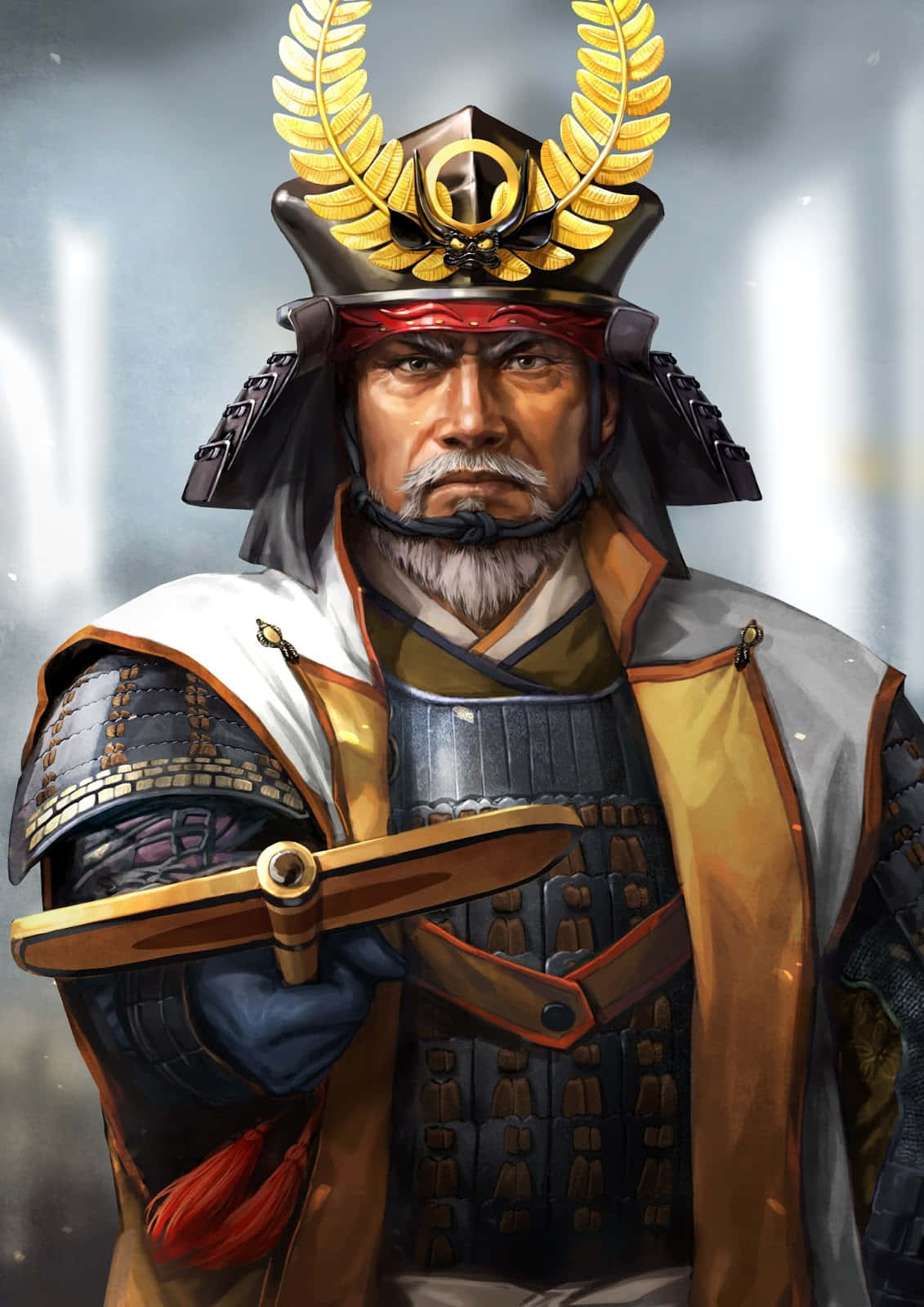 Tokugawa 桌布 壁紙 — 一位嚴肅的武士戰士，身穿華麗盔甲和金色頭盔，在霧濛濛的灰色背景下手持武士刀。