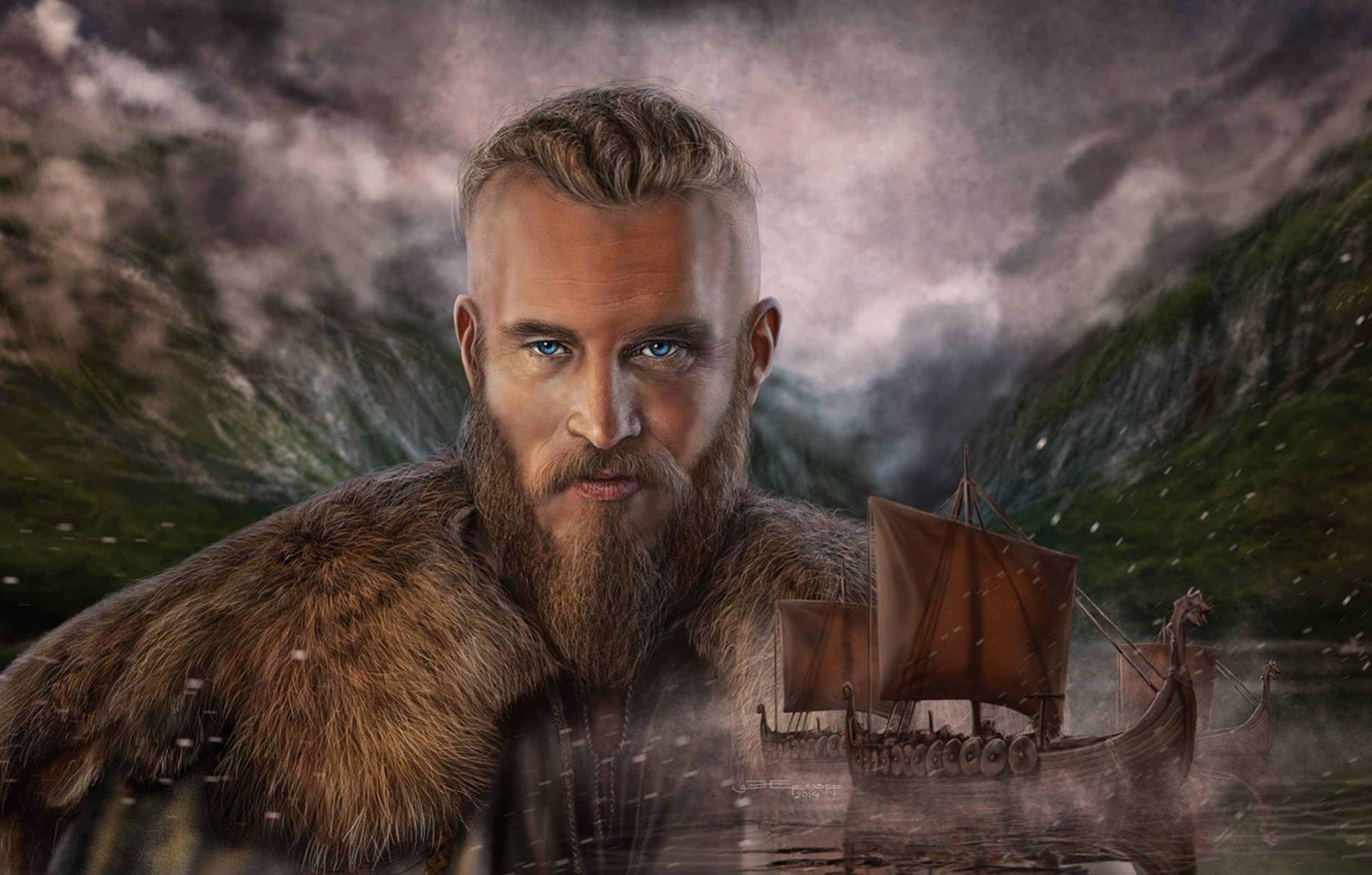 Ragnar Lothbrok 4K 桌布 壁紙 — 一位嚴肅的維京戰士披著毛皮斗篷，凝視前方，他的長船在暴風雨的天空下航行於霧氣瀰漫的峽灣中。