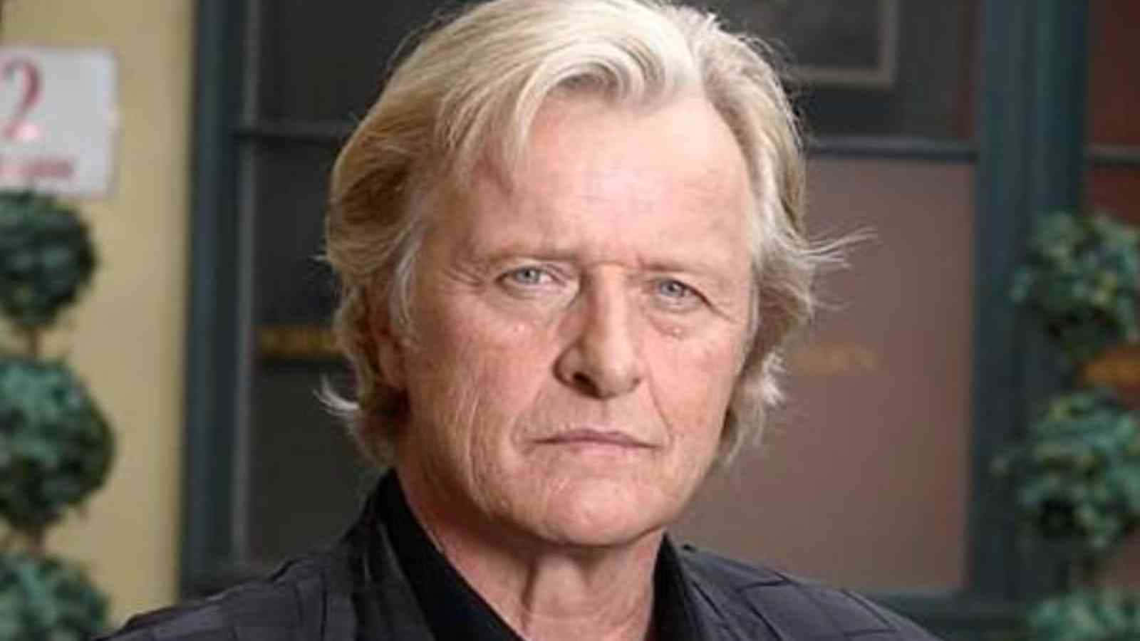 actor 桌布 壁紙 — 一位嚴肅的老年男子特寫肖像，金髮藍眼，身穿深色夾克。