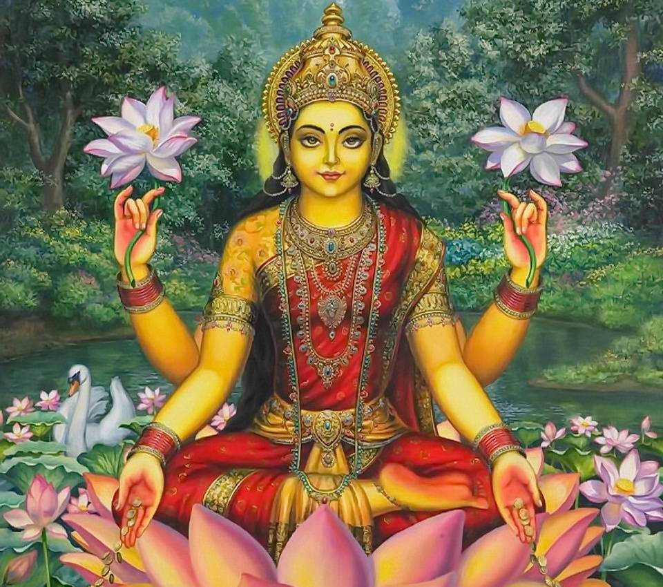 吉祥天女 桌布 壁紙 — 一位四臂女神寧靜地坐在粉紅蓮花上，在綠意盎然的森林池塘中手持白色蓮花，池塘中有天鵝。