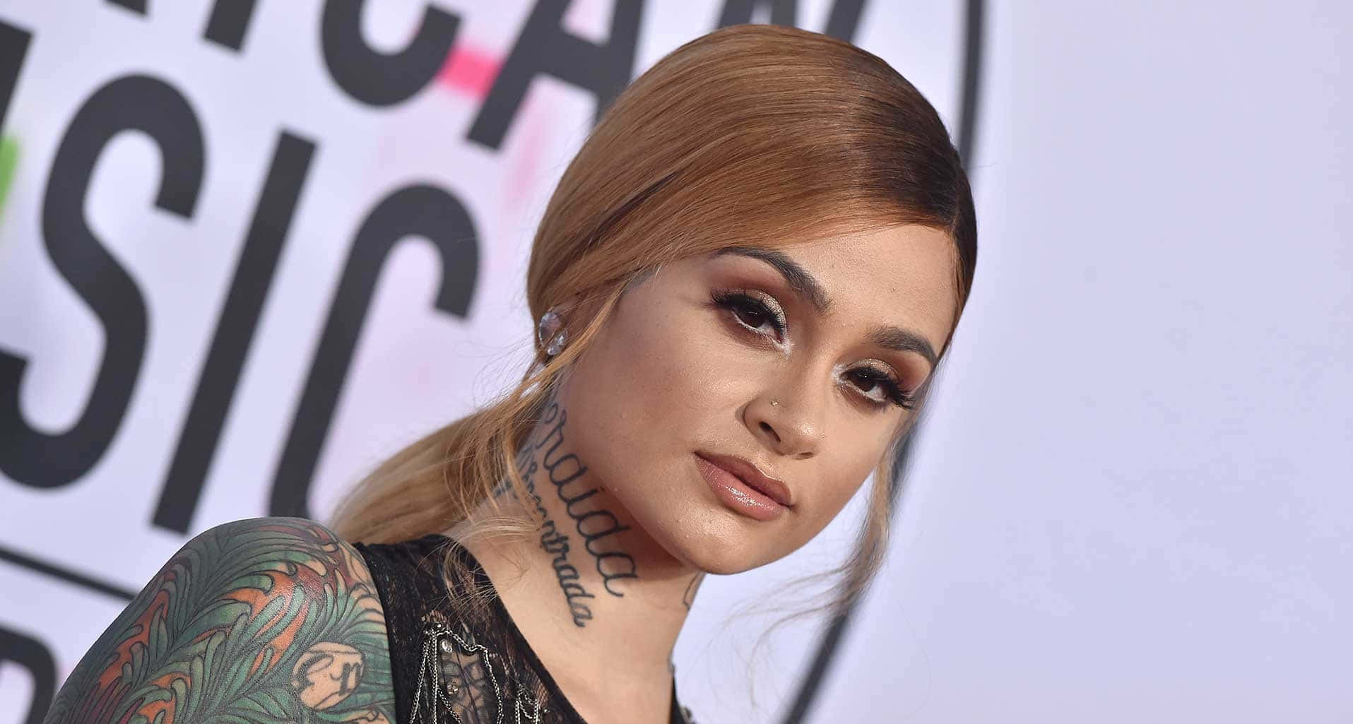 kehlani 桌布 壁紙 — 一位在頒獎活動中頸部和手臂有刺青的女性的特寫肖像。