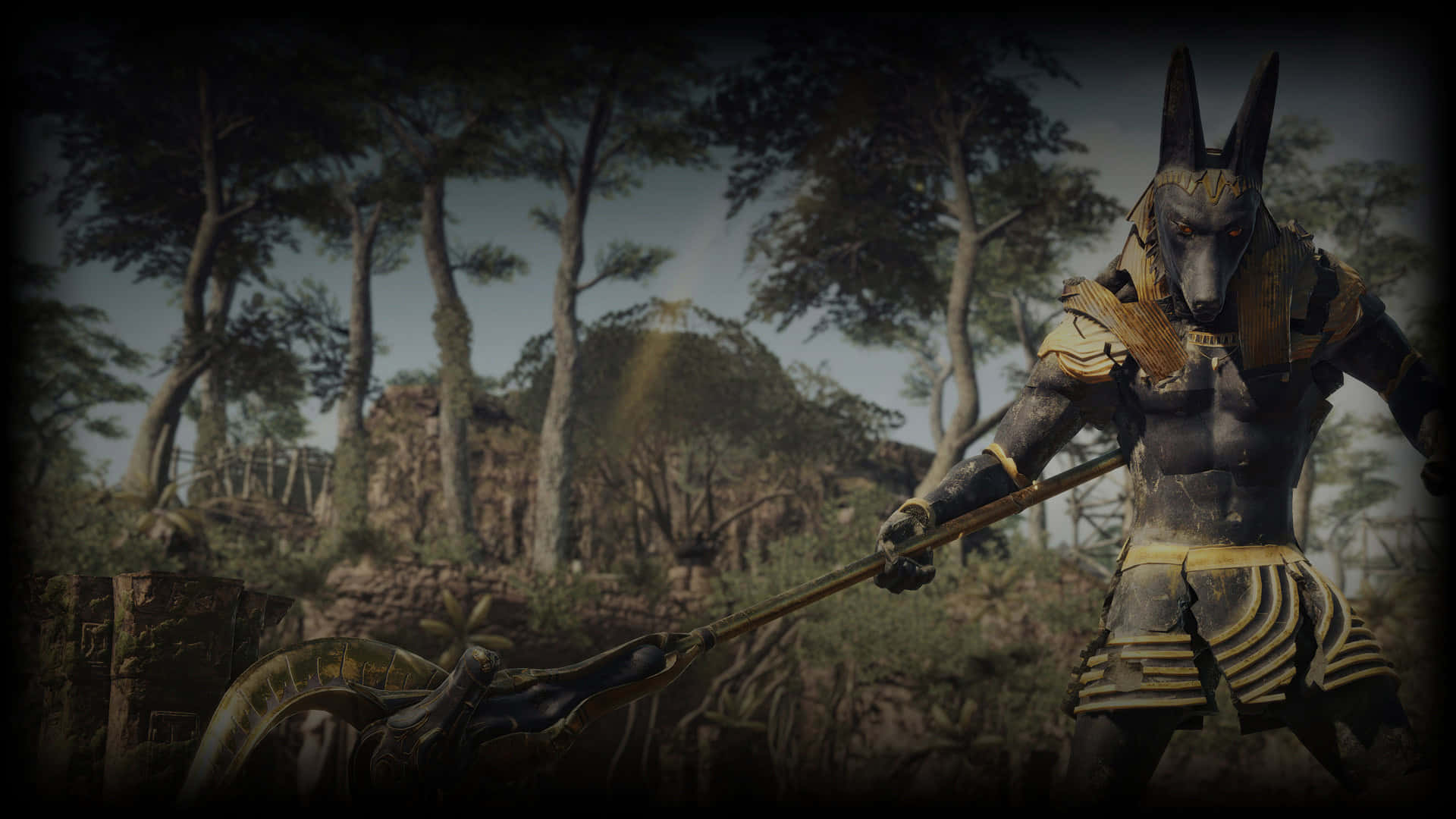 1920x1080 Strange Brigade 桌布 壁紙 — 一位埃及胡狼頭戰士身穿金色盔甲，在茂密森林環繞的古老廢墟中揮舞著法杖。