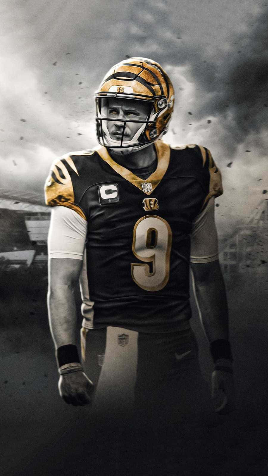 桌布 壁紙 — 一位堅定的NFL四分衛身穿黑金色制服，站在暴風雨的天空下，煙霧在他周圍盤旋。