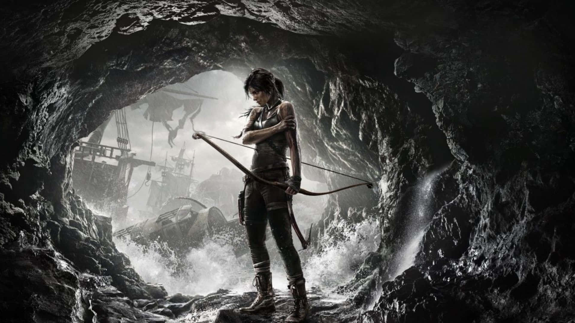 Lara Croft 桌布 壁紙 — 一位堅定的冒險家站在黑暗的洞穴中，手持弓箭，身後霧氣瀰漫的開口處浮現出一艘沉船。