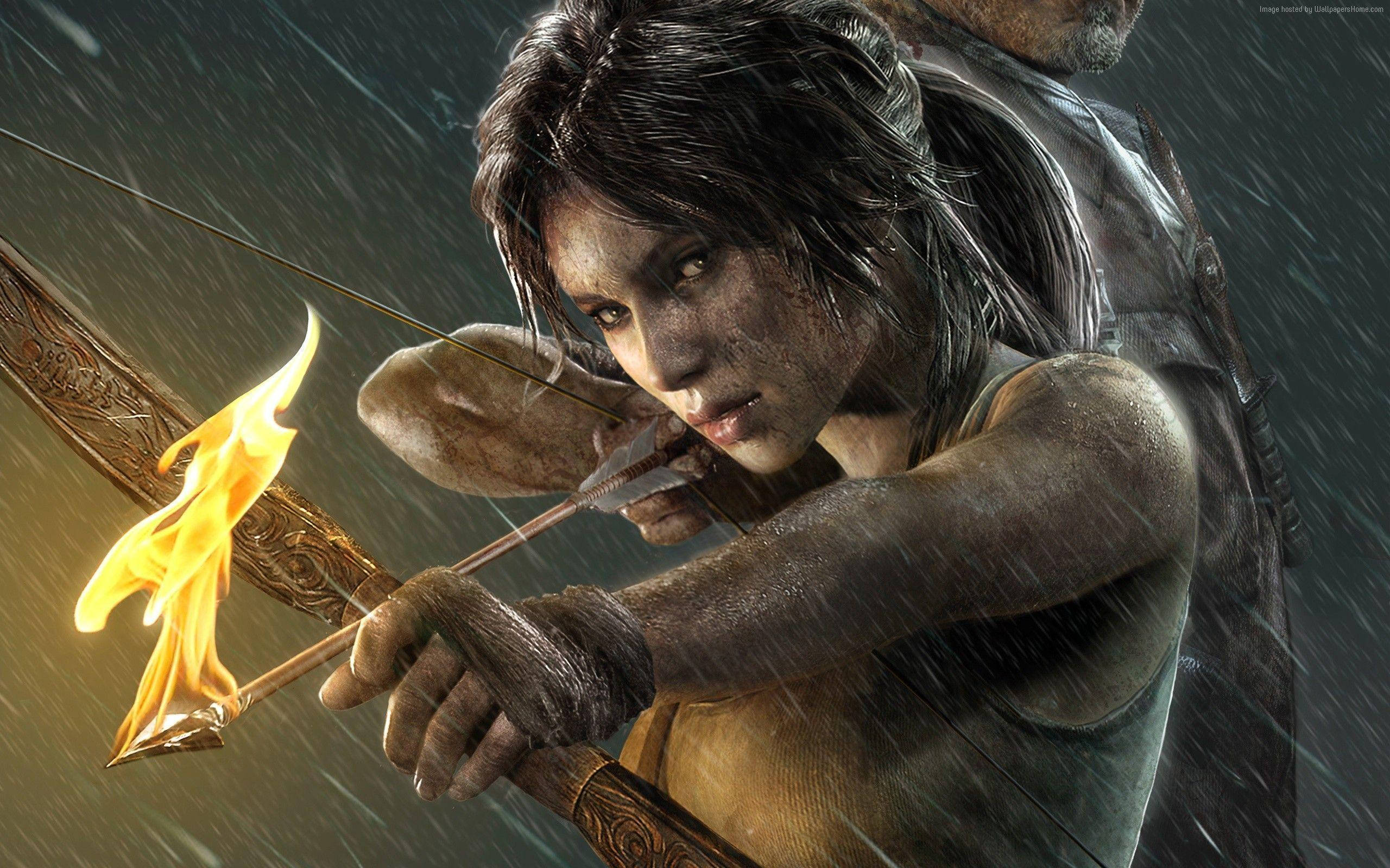 Tomb Raider Game 桌布 壁紙 — 一位堅定的冒險者在傾盆大雨中拉開火焰弓，雨絲模糊了黑暗的背景。