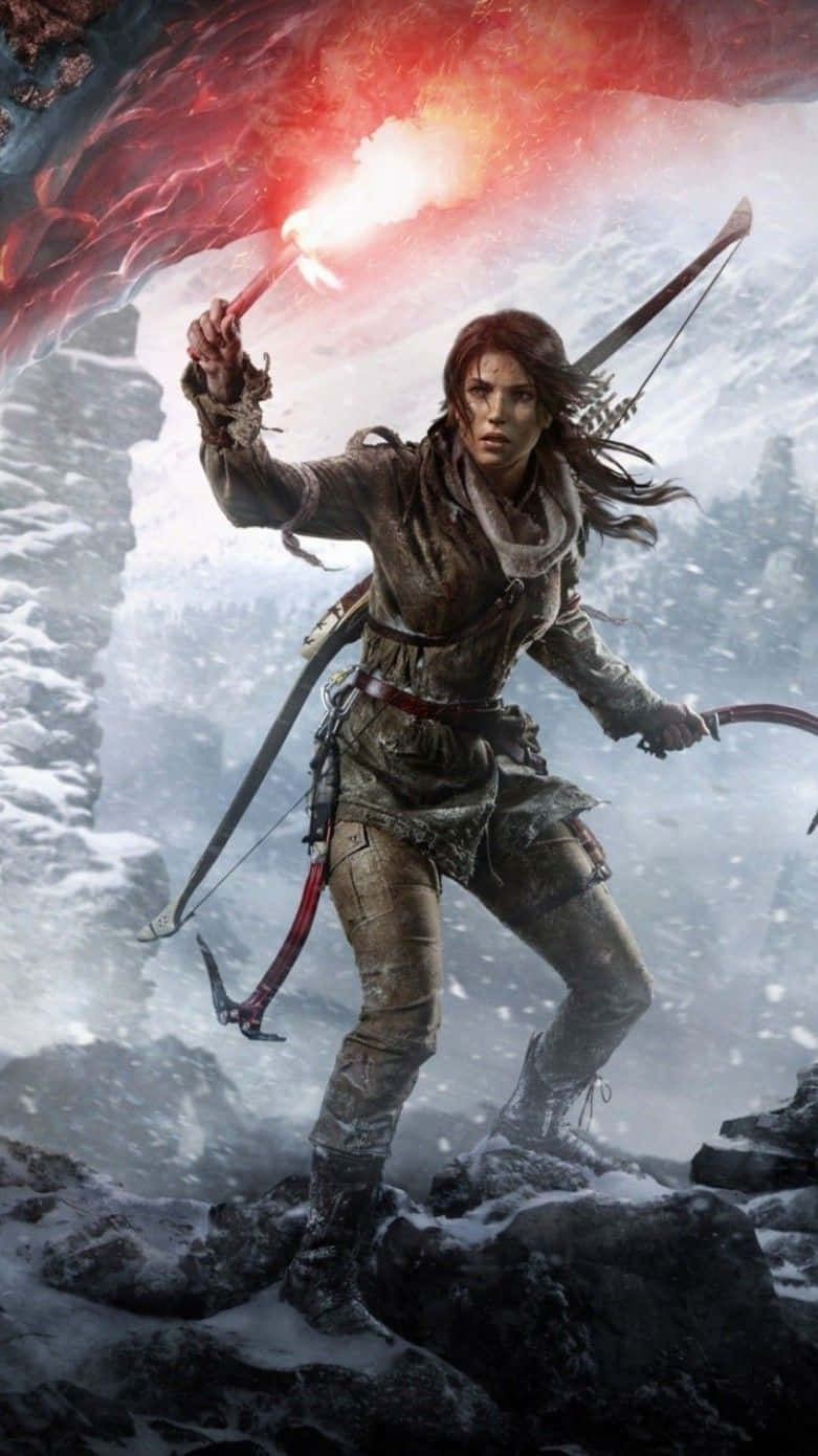 iPhone Xs Rise Of The Tomb Raider 桌布 壁紙 — 一位堅定的冒險者在白雪皚皚的山地景觀中揮舞著燃燒的火把和弓箭，頭頂上是火紅色的天空。