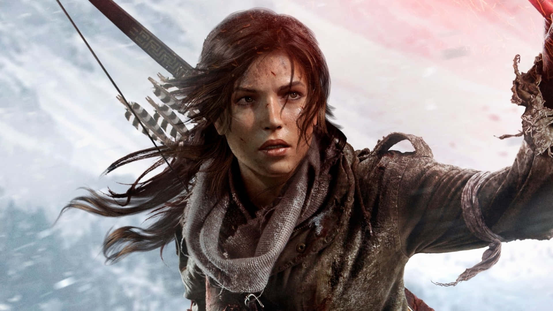 Rise Of The Tomb Raider 桌布 壁紙 — 一位堅定的冒險者手持弓箭，站在白雪皚皚的山景中，風吹動她的頭髮。