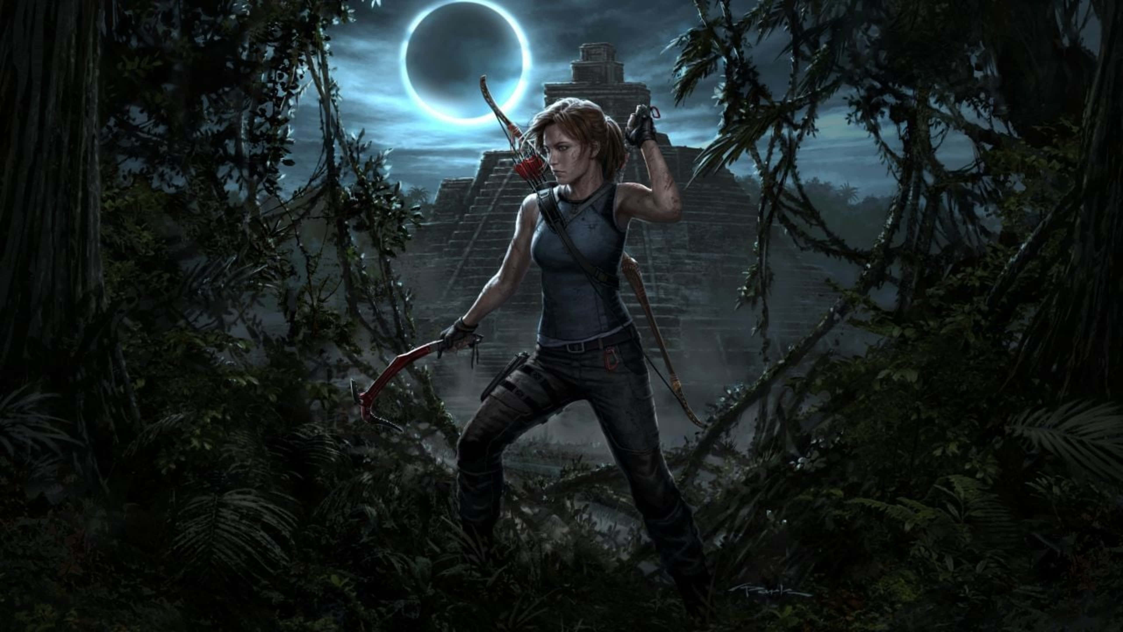 Lara Croft 桌布 壁紙 — 一位堅定的冒險者站在迷霧叢林中，手持弓箭，背後發光的日蝕照亮了古老遺跡。