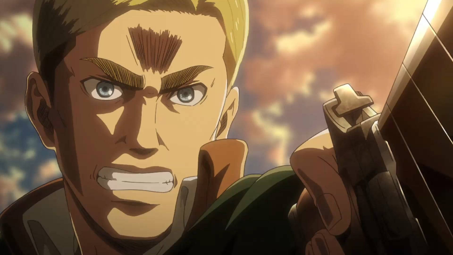 Erwin 桌布 壁紙 — 一位堅定的動漫士兵，金髮碧眼，在熾熱的日落天空下緊握武器。