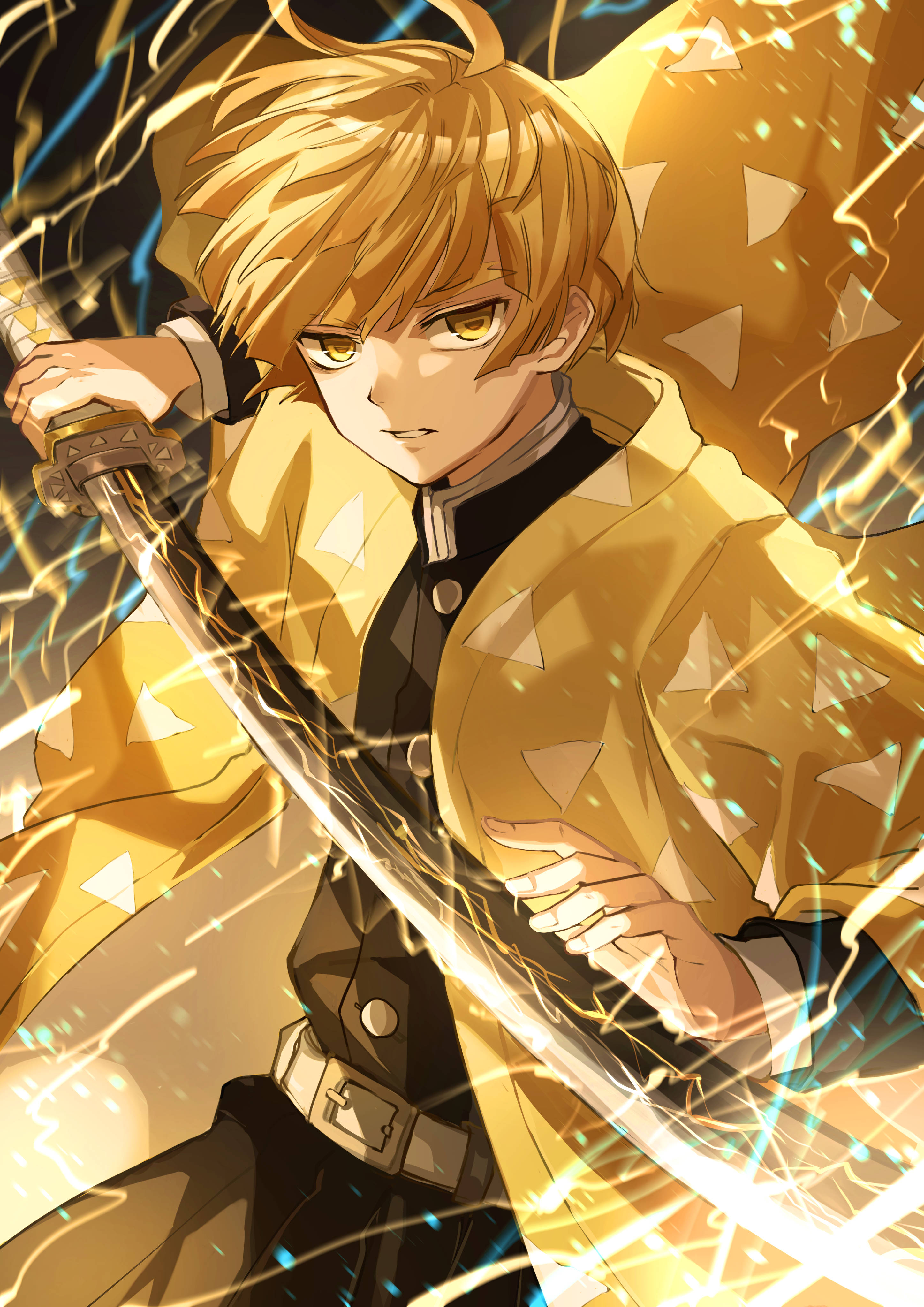 Demon Slayer Zenitsu 桌布 壁紙 — 一位堅定的動漫戰士，擁有金色頭髮和眼睛，在電火花和火焰光芒中緊握一把發光的劍。