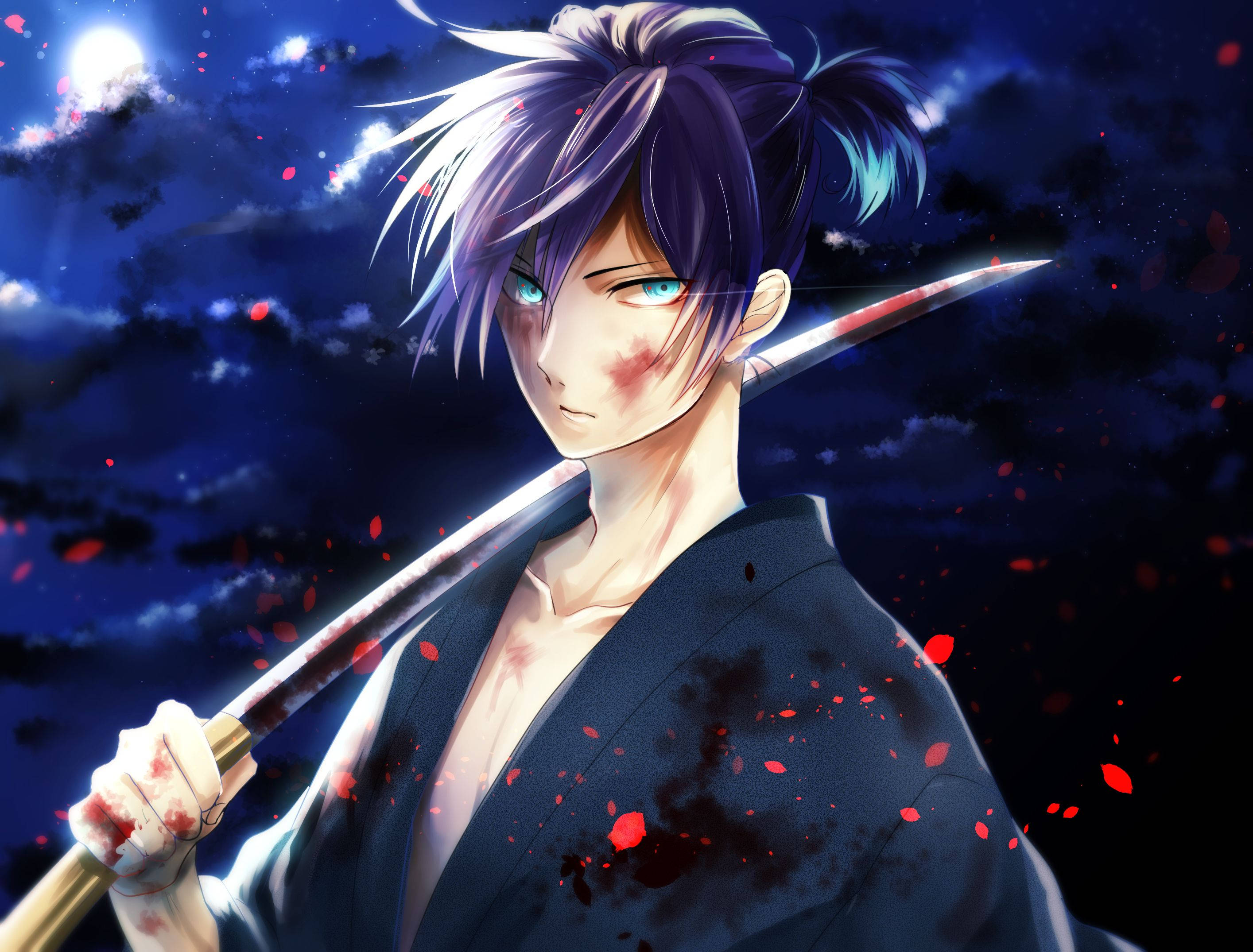 Noragami 桌布 壁紙 — 一位堅定的動漫戰士，紫色頭髮，發光的藍色眼睛，在月光下握著一把血淋淋的劍，周圍有飄落的櫻花。