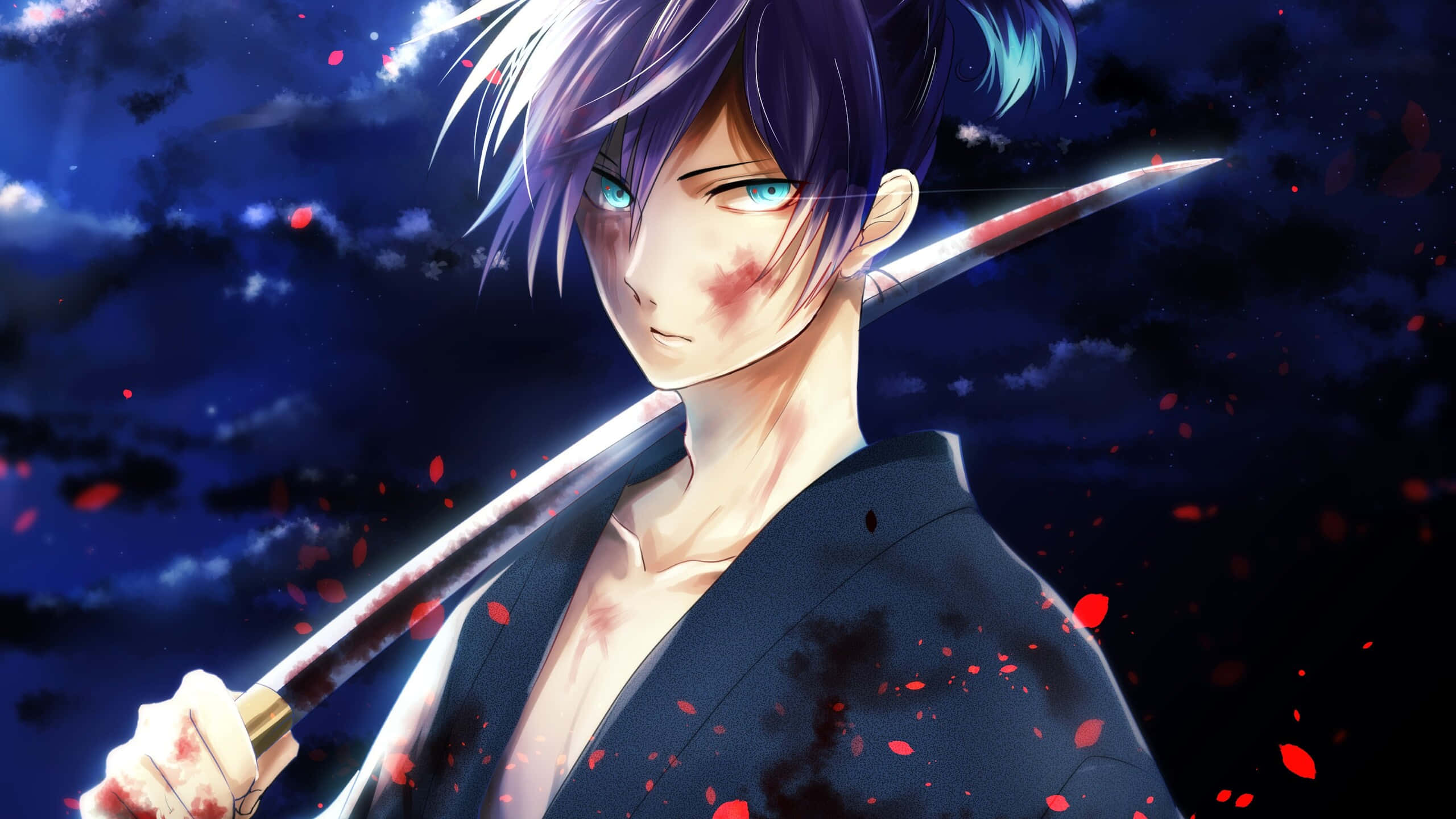 Noragami 桌布 壁紙 — 一位堅定的動漫戰士，藍眼睛紫髮，在黑暗的夜空下，手持染血的劍，伴隨著飄落的紅色花瓣。
