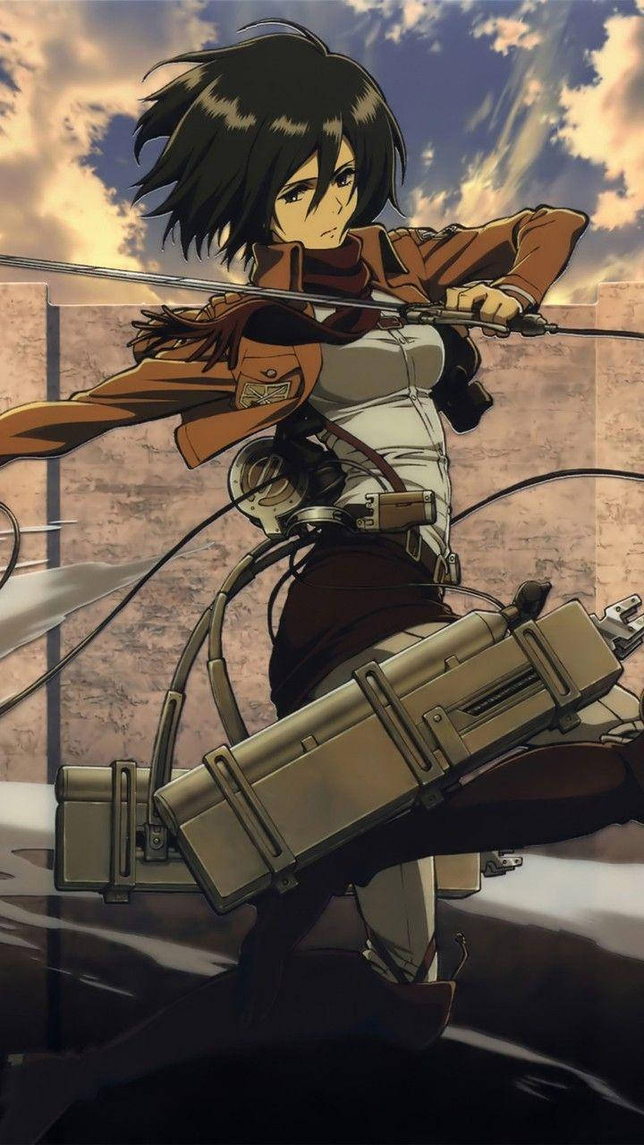 Mikasa 桌布 壁紙 — 一位堅定的動漫戰士，身穿棕色外套和裝備，在陰天中拔劍躍起。