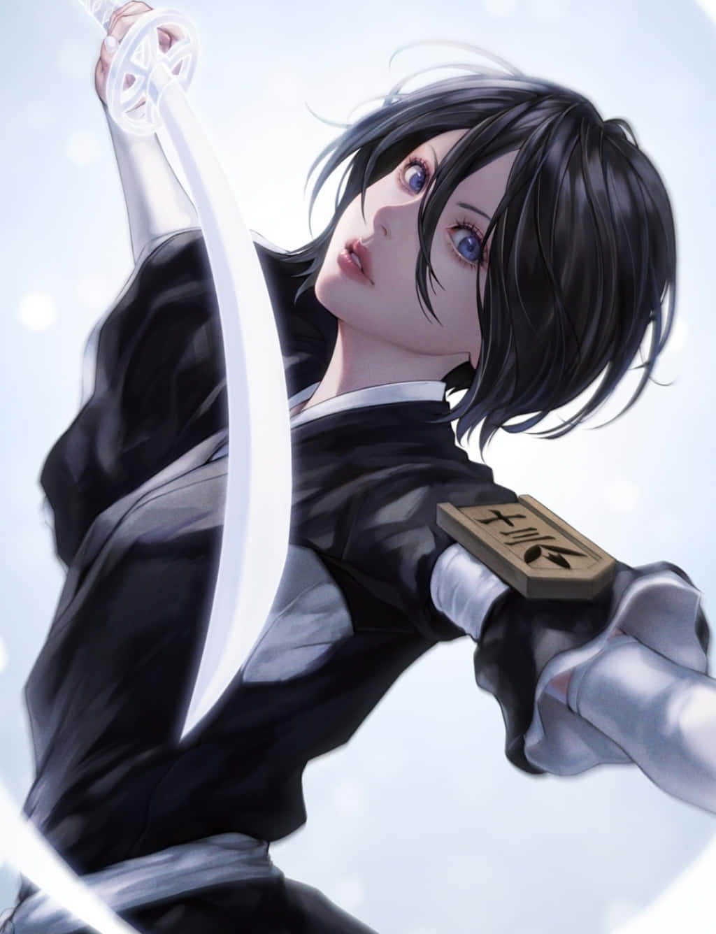 Rukia Kuchiki 桌布 壁紙 — 一位堅定的動漫戰士，黑髮藍眼，在柔和的光線背景下揮舞著發光的劍。