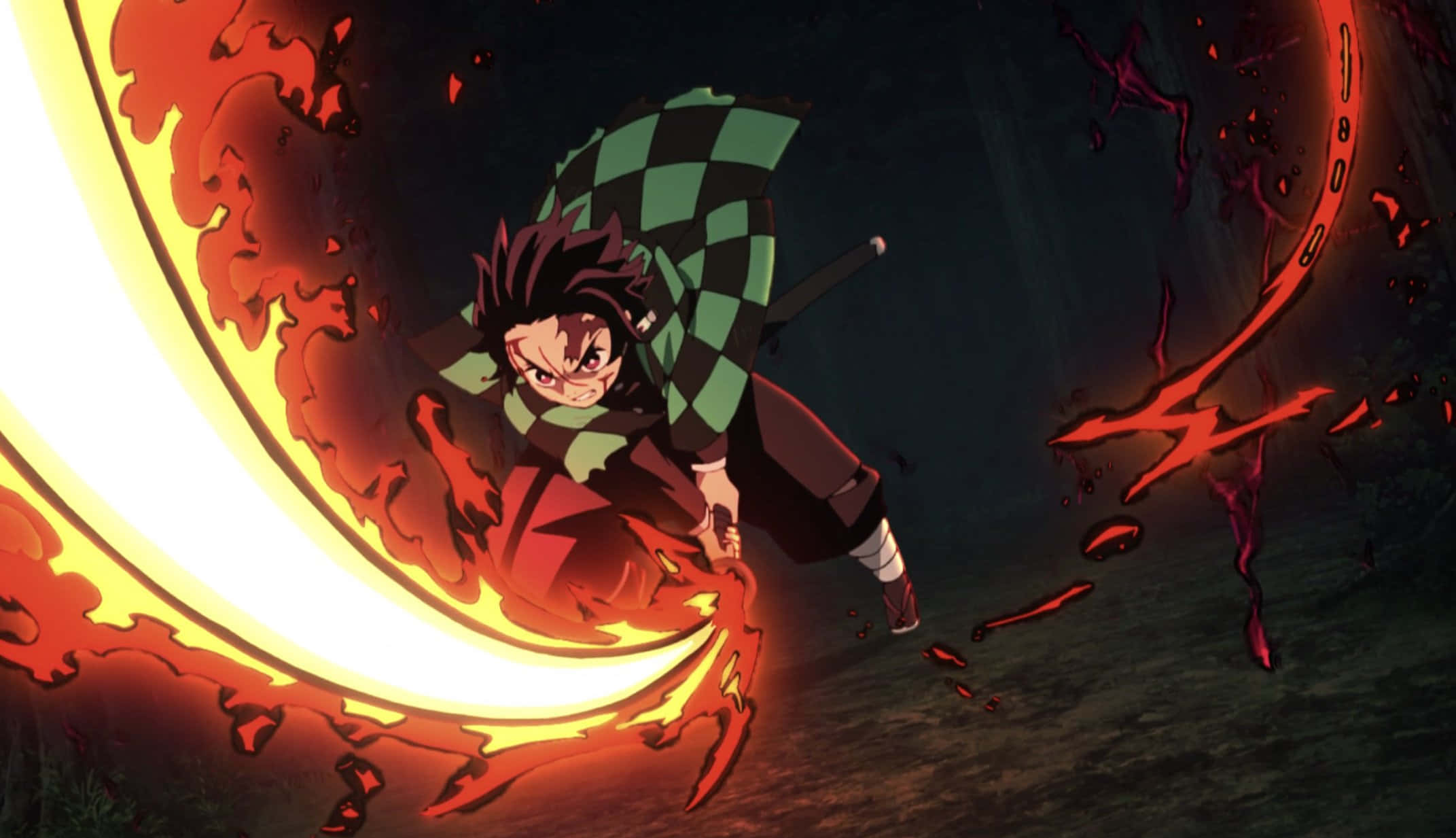 Demon Slayer Fight 桌布 壁紙 — 一位堅定的動漫戰士在黑暗森林中，用發光的劍劈開火紅的能量。