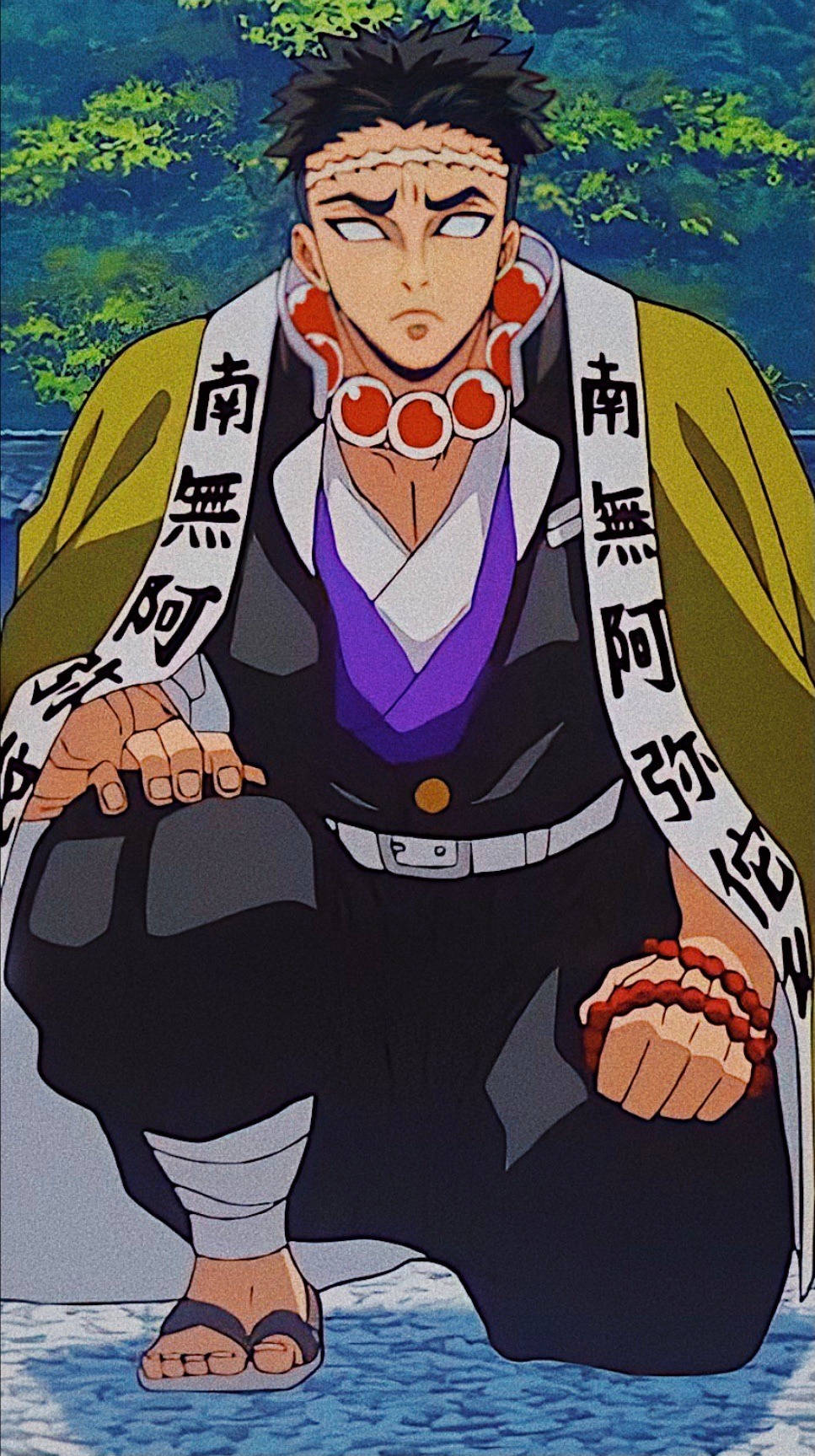 Prayer 桌布 壁紙 — 一位堅定的動漫戰士跪在森林空地中，身穿帶有日本文字和紅色念珠的黃色長袍。