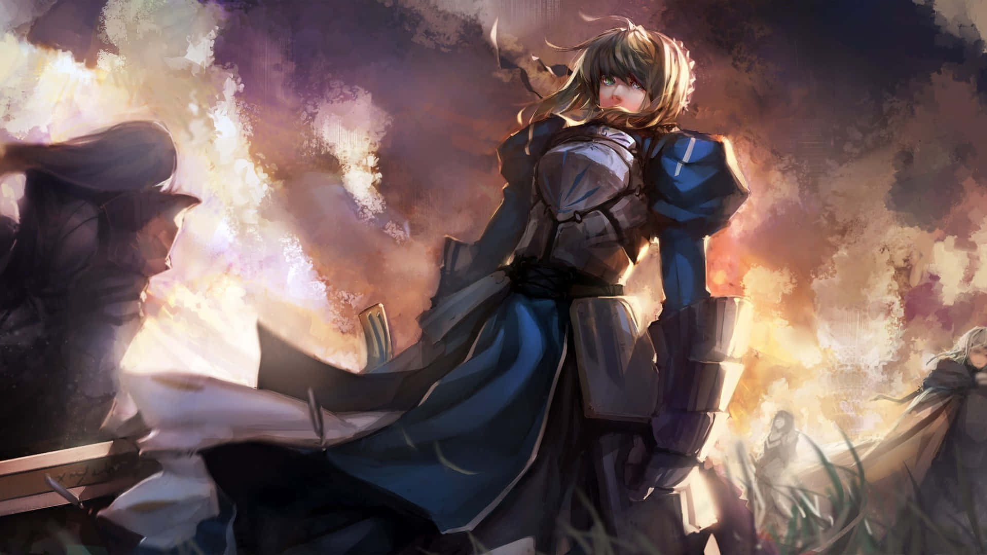 Saber 桌布 壁紙 — 一位堅定的動漫戰士身穿藍色盔甲，站在熾熱的戰鬥煙霧中，眼睛發光，披風飄揚。