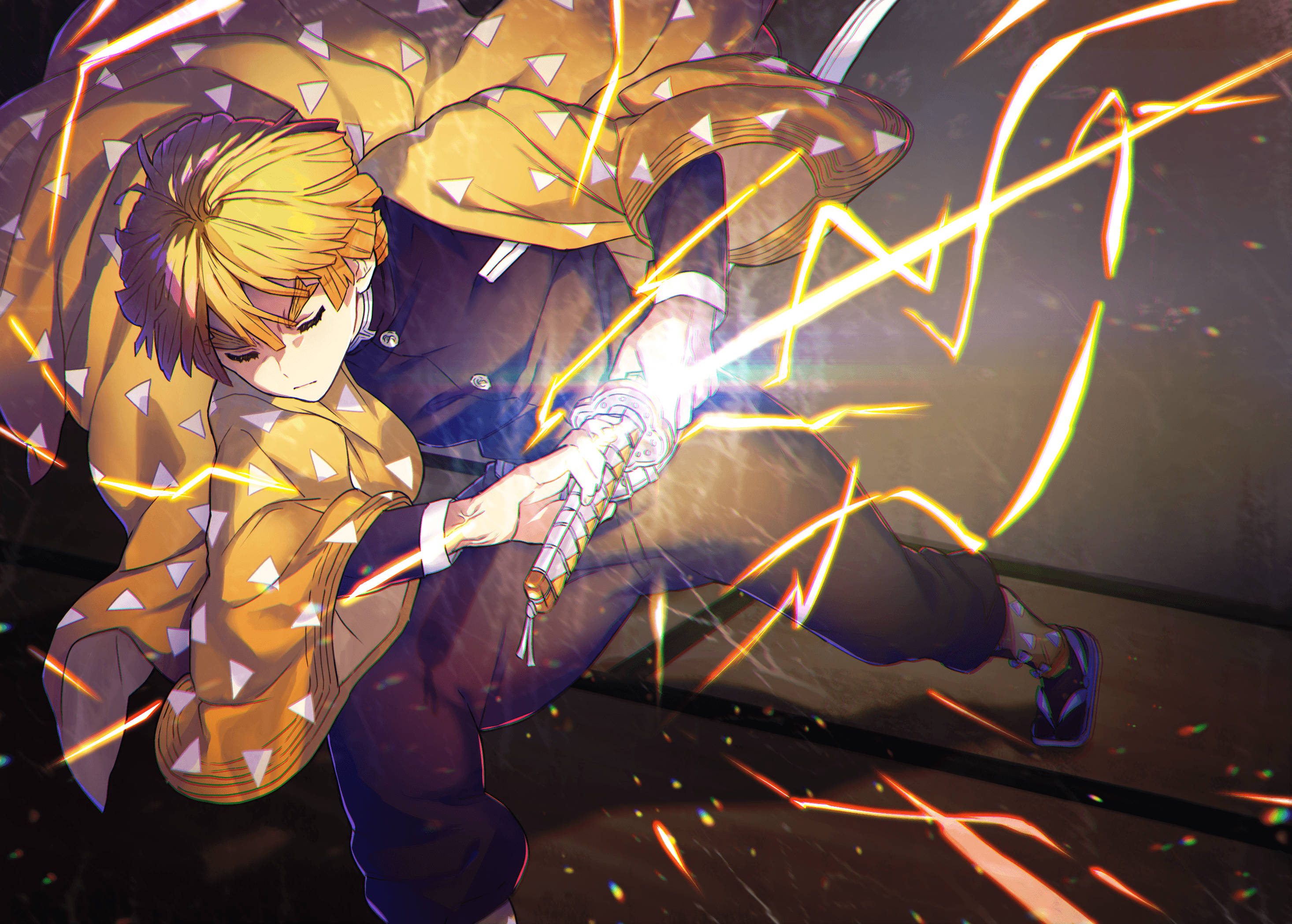 Demon Slayer Zenitsu 桌布 壁紙 — 一位堅定的動漫戰士身穿黃色圖案羽織，在熾熱的能量痕跡中揮舞著發光的劍。