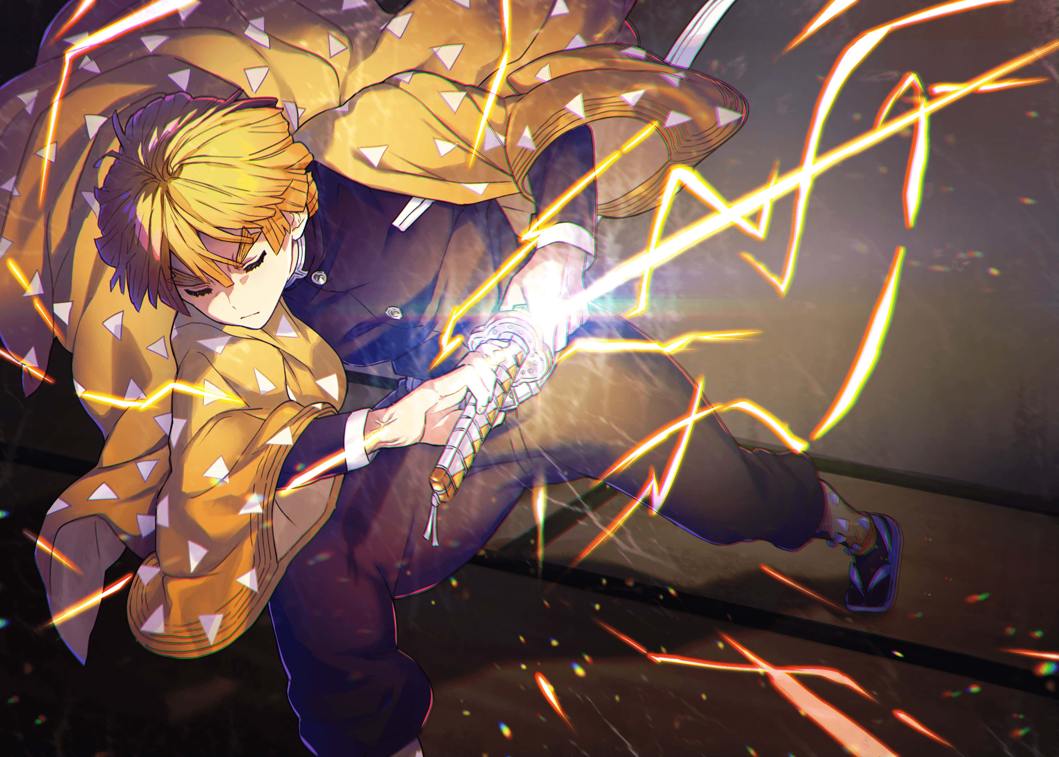 Demon Slayer Zenitsu 4K 桌布 壁紙 — 一位堅定的動漫戰士身穿黃色圖案羽織，在火焰般的光線中揮舞發光的劍。