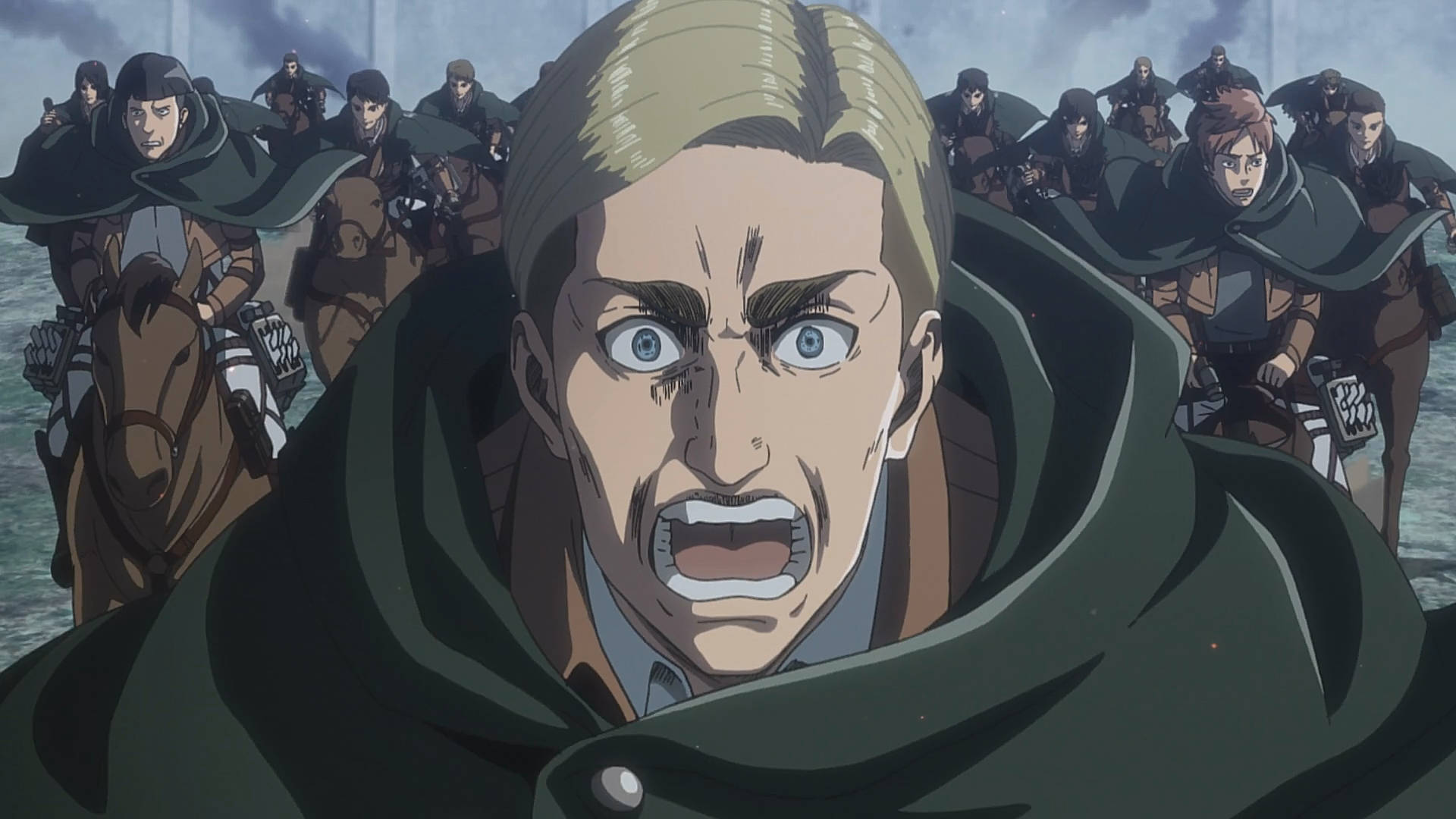 Erwin 桌布 壁紙 — 一位堅定的動畫士兵，金髮綠斗篷，在暴風雨戰場上，騎兵在他身後衝鋒，他猛烈地大喊。