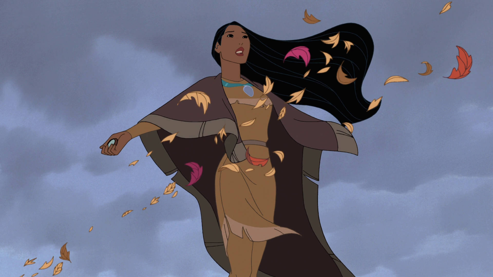 Pocahontas 桌布 壁紙 — 一位堅定的動畫女主角，飄逸的深色頭髮和秋天的樹葉在她周圍旋轉，背景是多雲的天空。