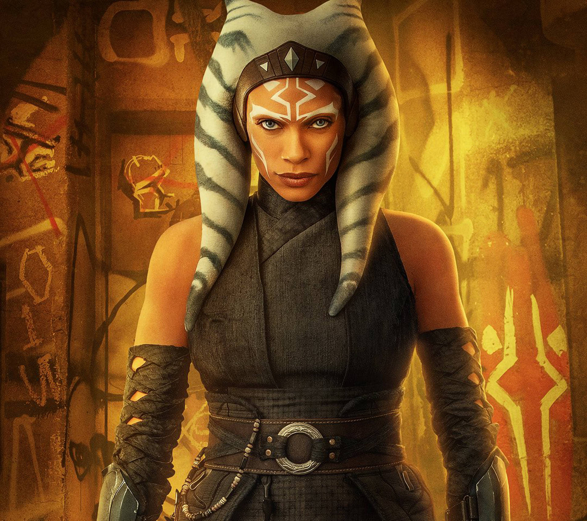 Ahsoka Tano 桌布 壁紙 — 一位堅定的塔斯卡戰士，臉上塗著白色顏料，頭戴條紋頭飾，站在一條佈滿塗鴉的小巷中，沐浴在溫暖的金色光芒下。