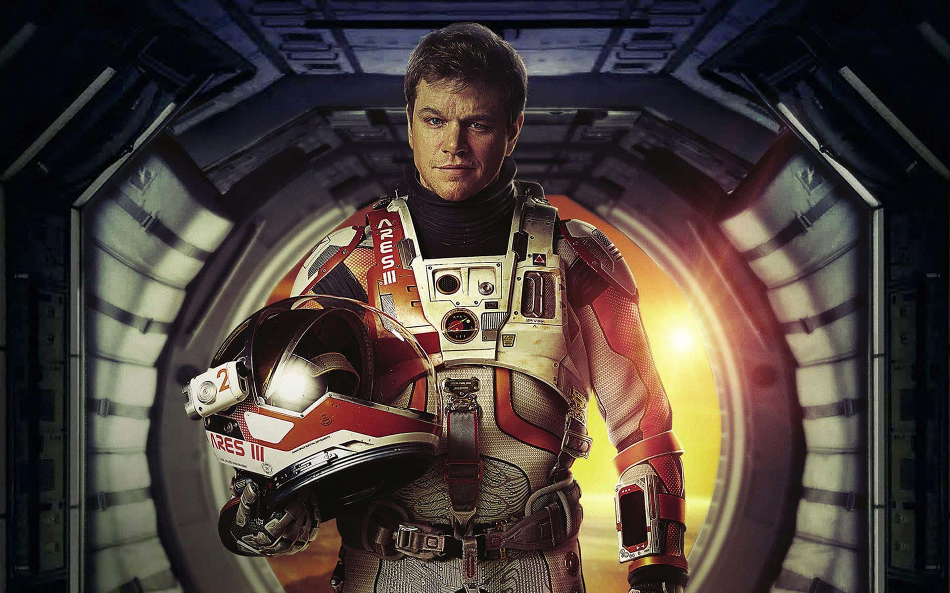 The Martian 桌布 壁紙 — 一位堅定的太空人身穿紅白太空衣，站在太空船走廊上，手持頭盔，身後有明亮的太陽發光。