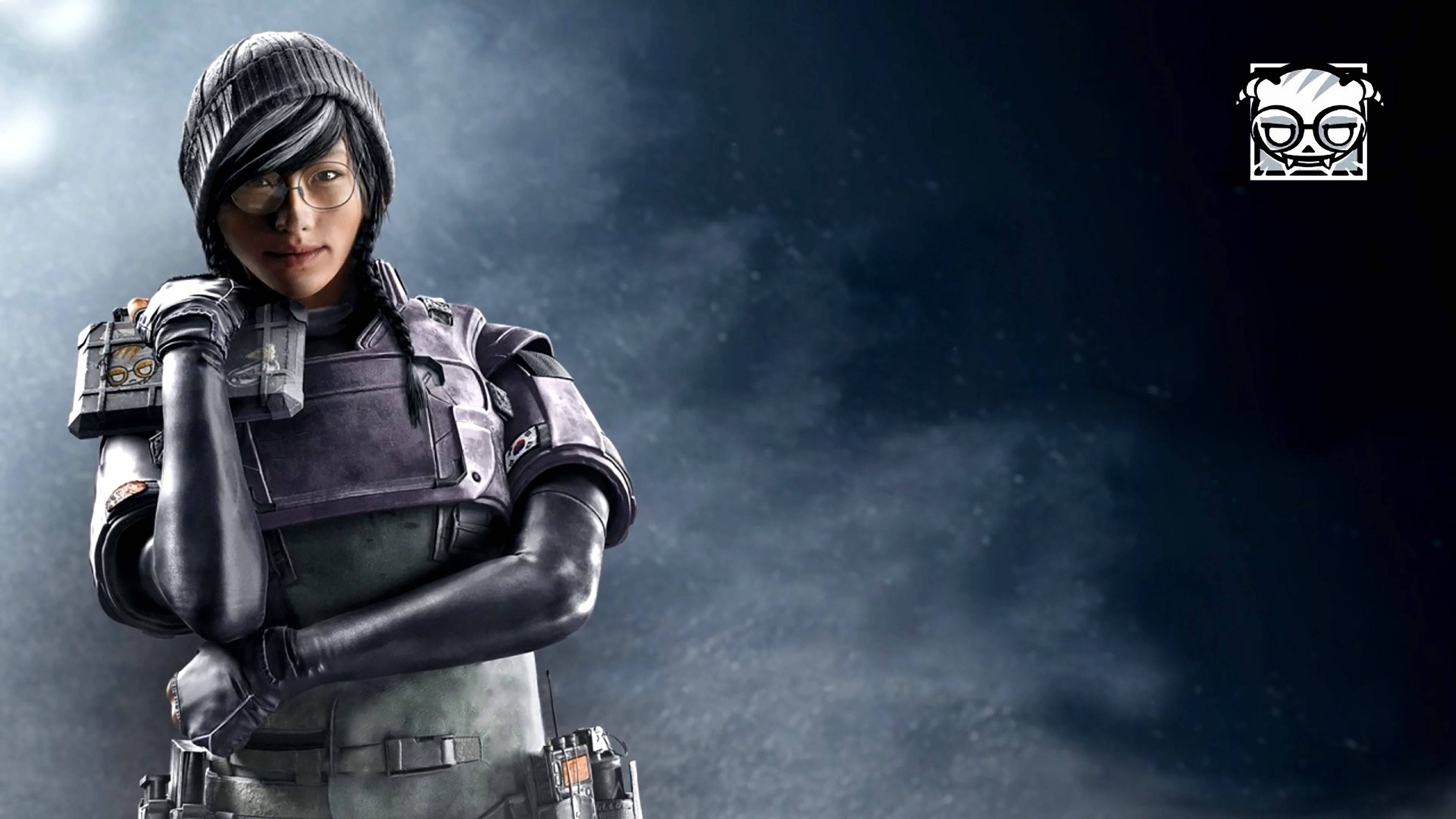 dokkaebi rainbow six siege 桌布 壁紙 — 一位堅定的女兵穿著戰術裝備，雙臂交叉，自信地站在黑暗暴風雨的天空下。