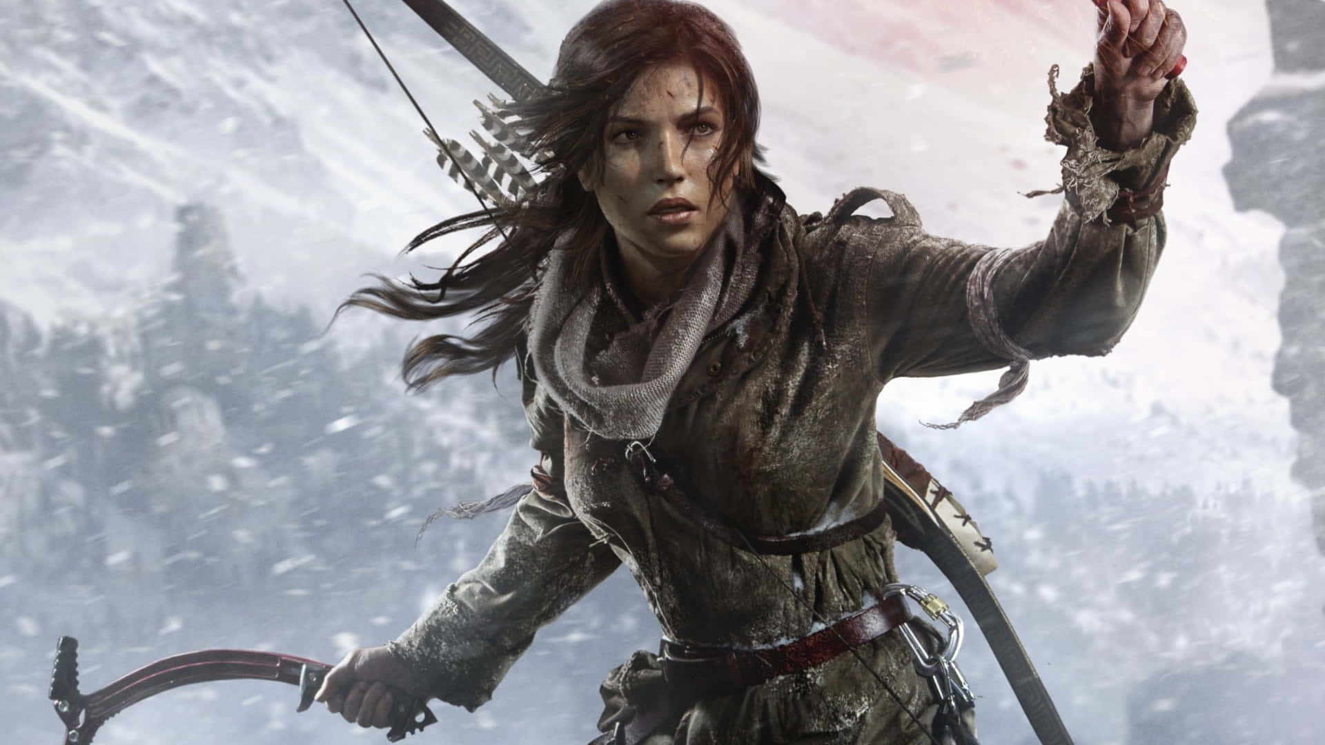 Lara Croft 桌布 壁紙 — 一位堅定的女冒險家，帶著弓箭和攀岩裝備，在暴風雪中攀登雪山頂峰。