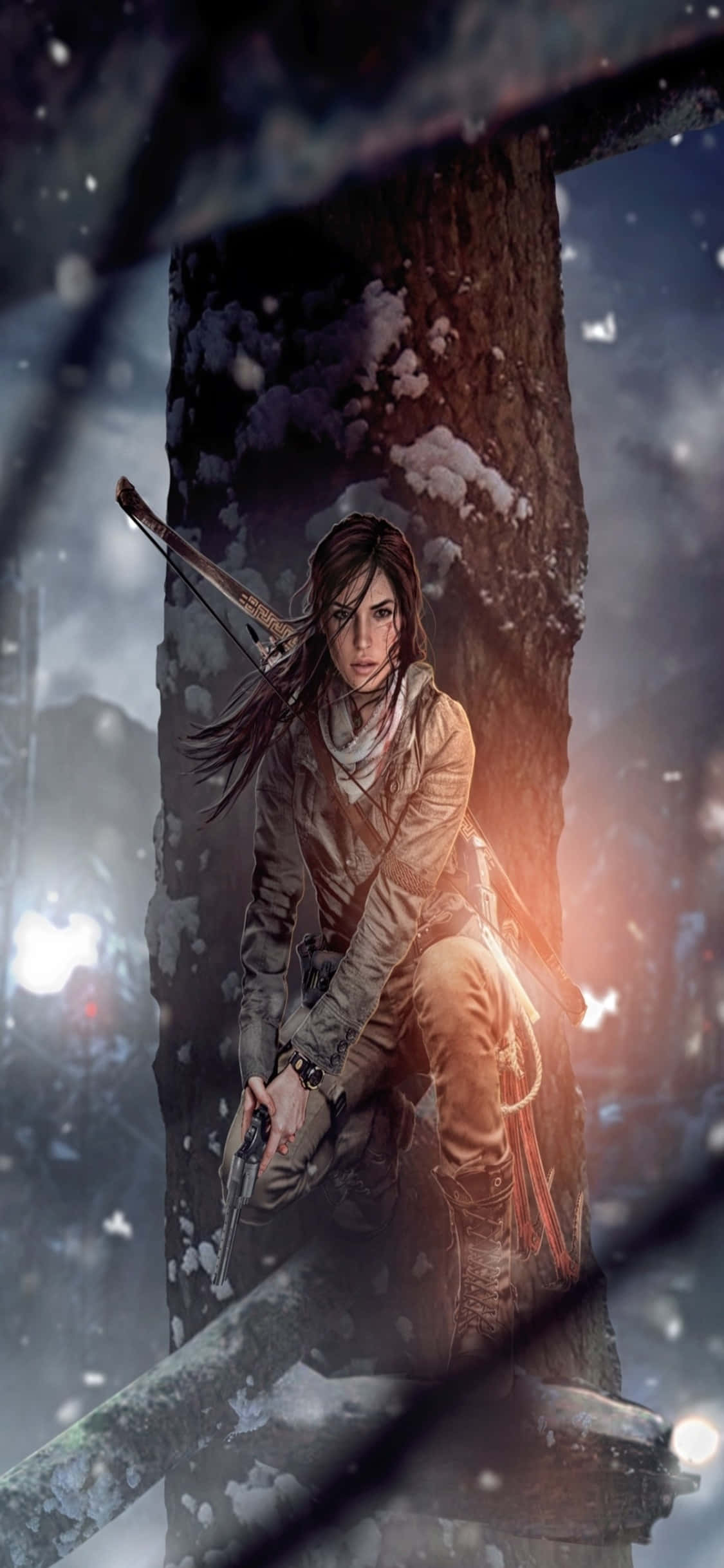 iPhone X Rise Of The Tomb Raider 桌布 壁紙 — 一位堅定的女冒險家，手持弓箭和手槍，蹲在積雪的樹幹旁，身處風暴中昏暗的森林裡。