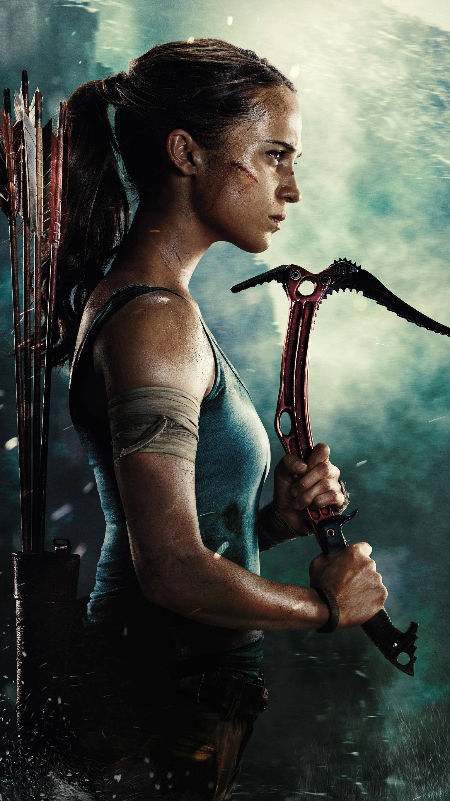 tomb raider iPhone 桌布 壁紙 — 一位堅定的女冒險家，背上帶著箭，在迷濛的藍綠色背景下緊握冰斧。