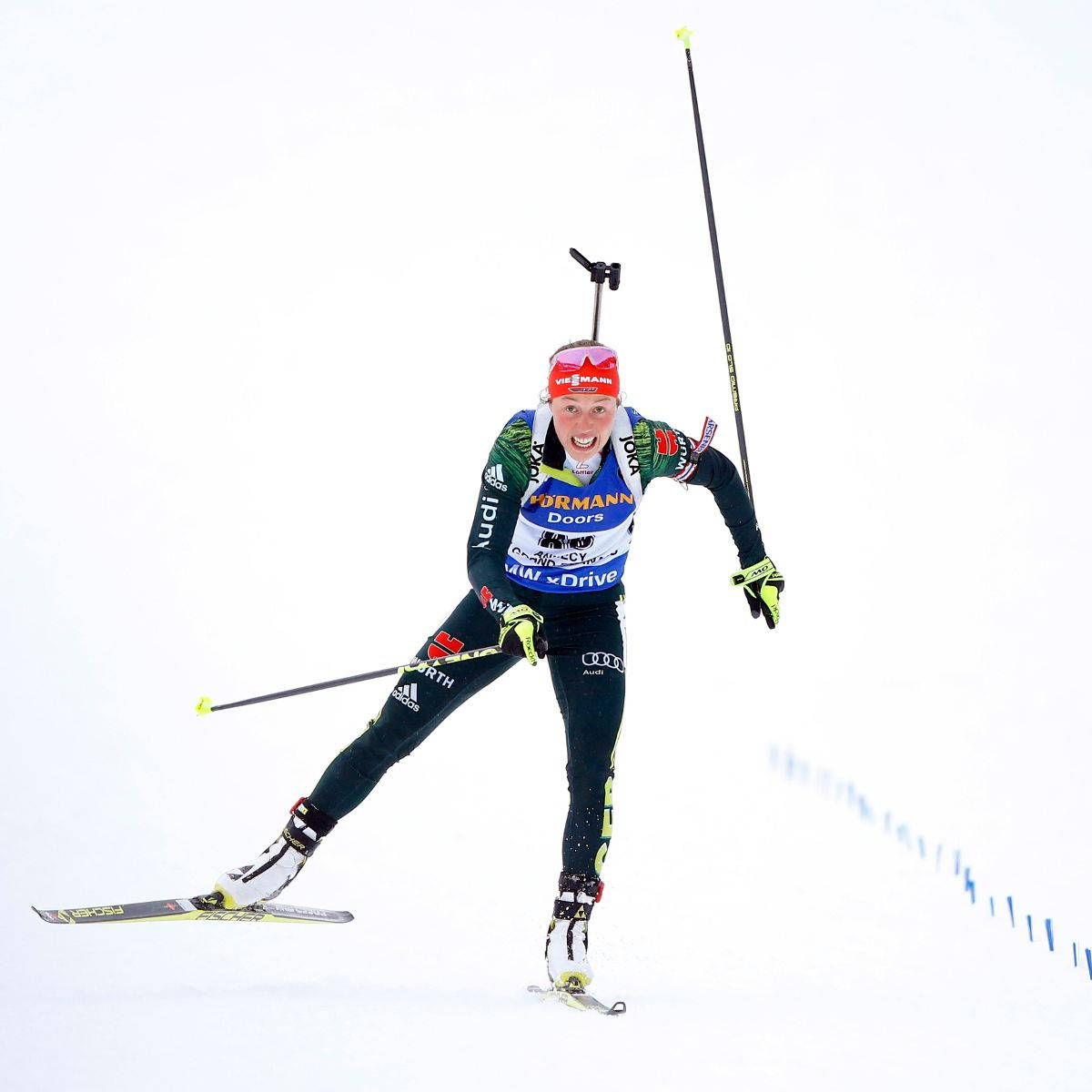 雪 桌布 壁紙 — 一位堅定的女子越野滑雪選手，用雪杖撐地，滑雪板刃劃過白色雪粉，奮力向前。