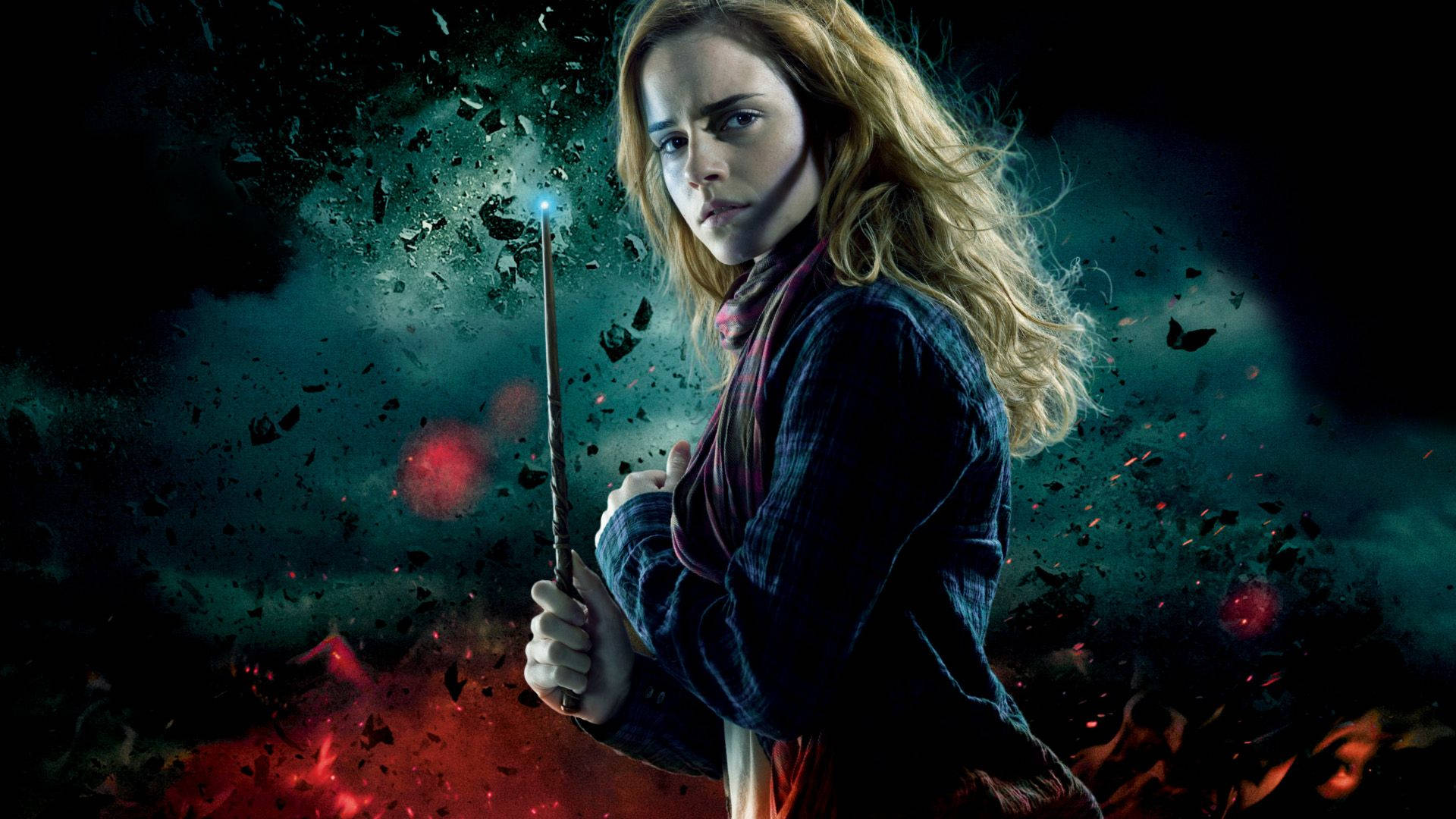 Hermione Granger 桌布 壁紙 — 一位堅定的女巫，飄逸的金髮，在旋轉的黑暗碎片和火紅的餘燼中，手持發光的魔杖，背景是風暴般的青綠色。
