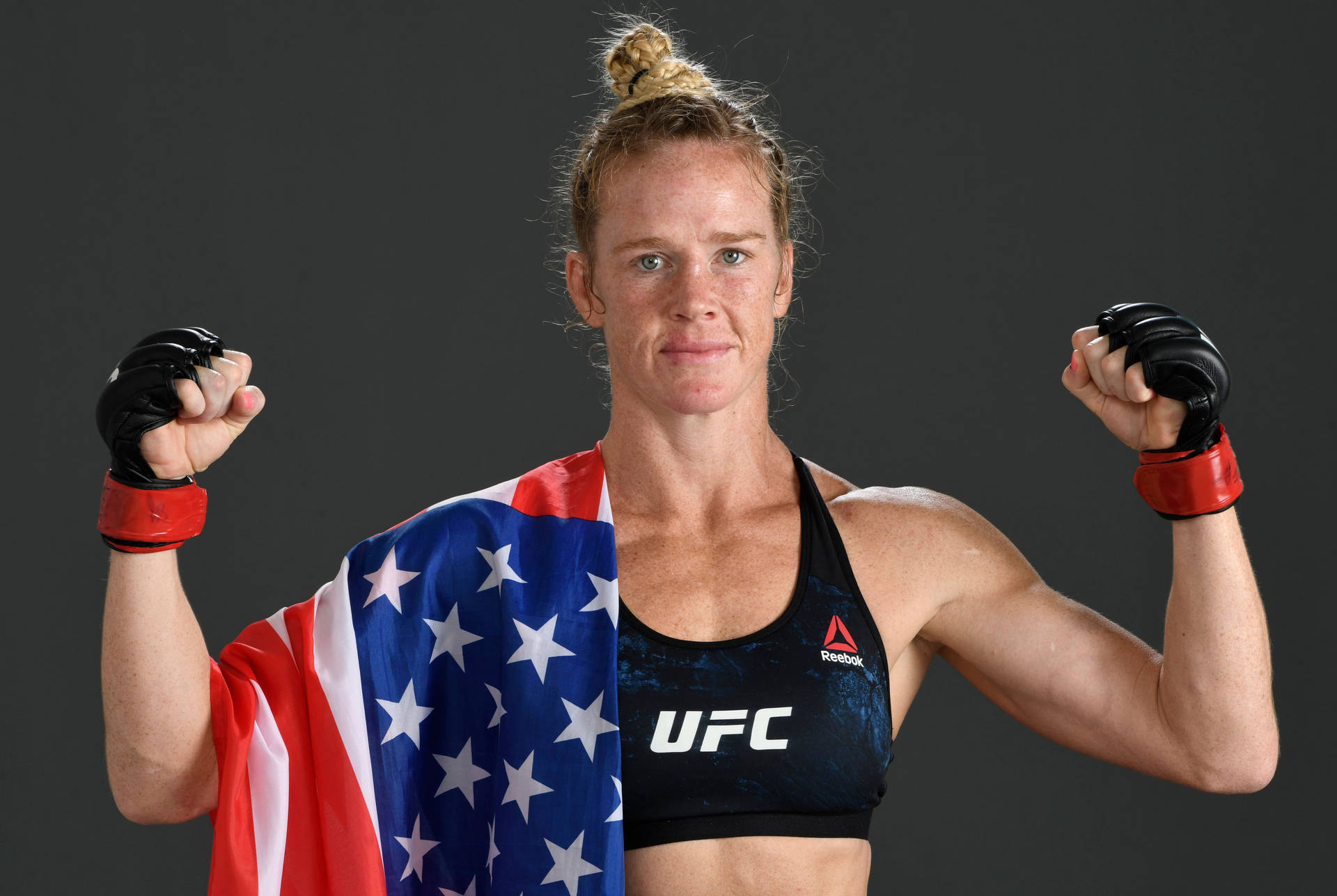 身穿UFC裝備、肩上披著美國國旗的女性MMA拳手。 — 人像動態 壁紙