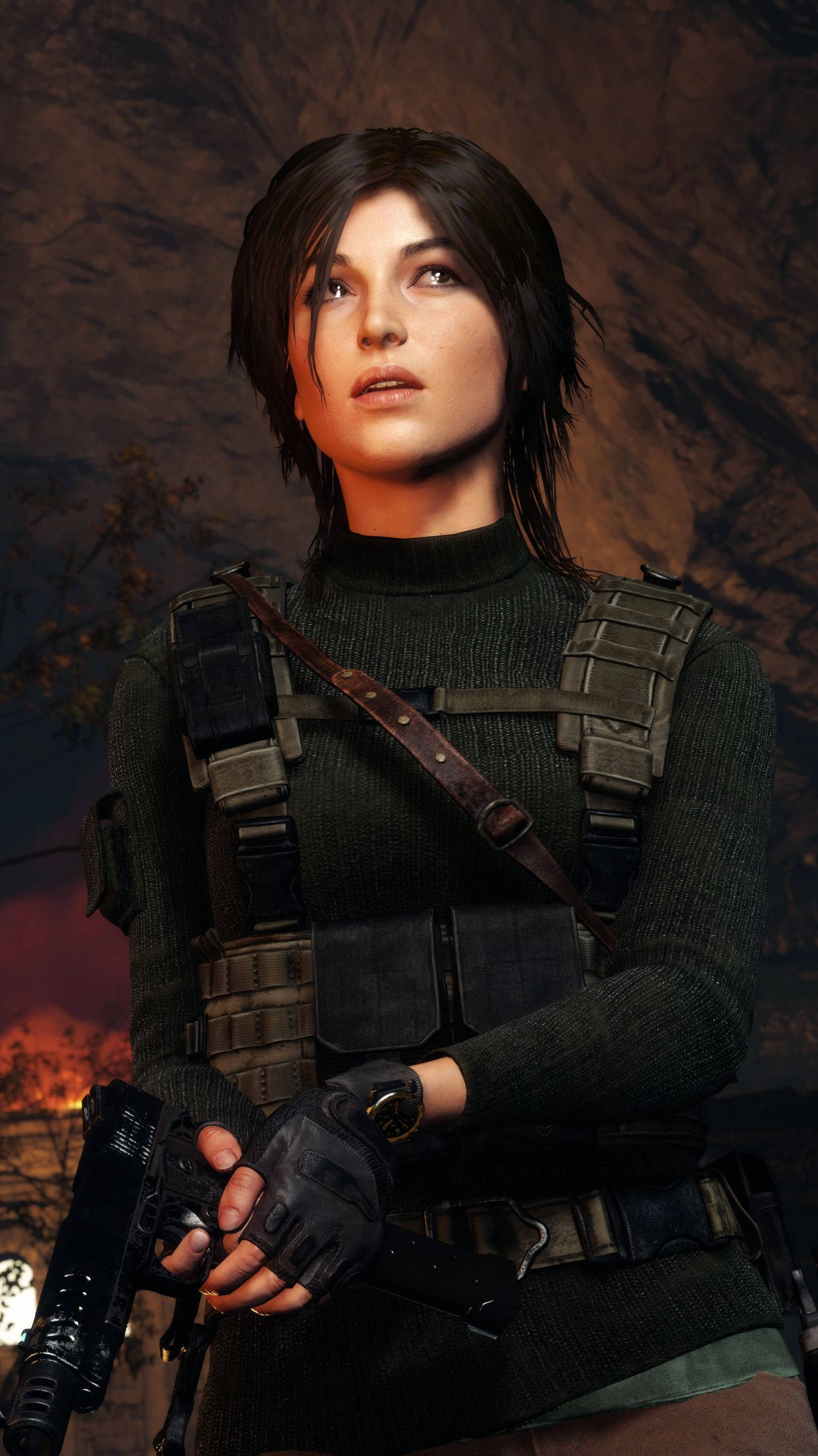 tomb raider iPhone 桌布 壁紙 — 一位堅定的女性倖存者身穿戰術裝備，在黃昏時分燃燒的森林背景下手持手槍。