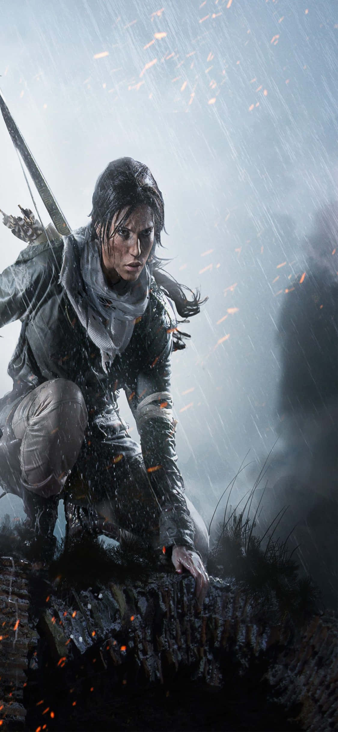 iPhone X Rise Of The Tomb Raider 桌布 壁紙 — 一位堅定的女性冒險家在大雨中蹲下，火花在她周圍飛舞，身處黑暗、暴風雨的環境中。