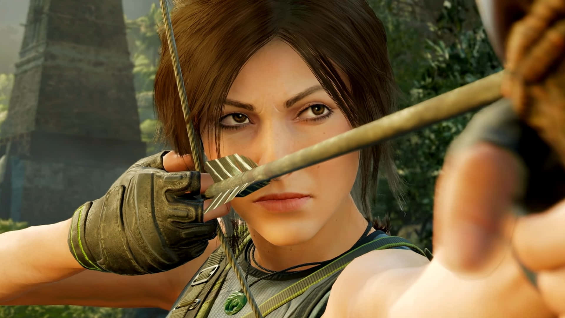 Best Shadow Of The Tomb Raider 桌布 壁紙 — 一位堅定的女性冒險家在茂密的叢林環境中，以強烈的專注力瞄準弓箭。